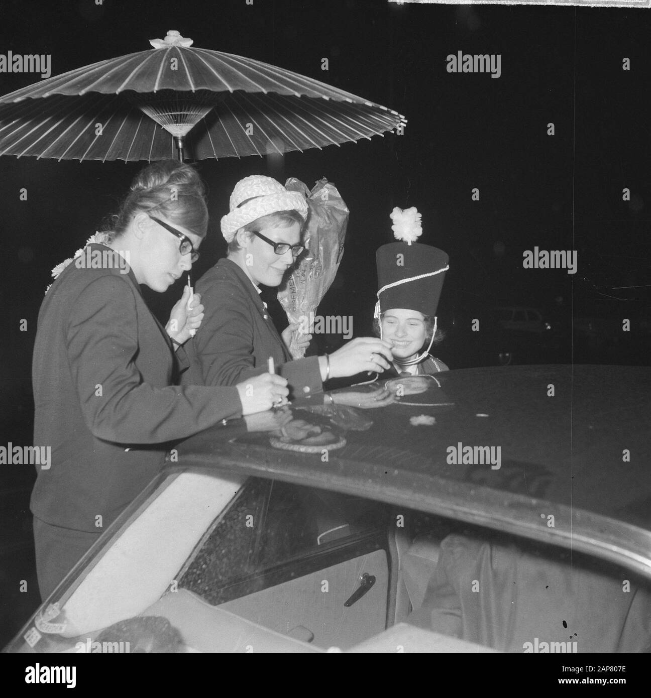 Arrivo Olympic Team A Schiphol, Ada Kok E Gretta Kok Data: 22 Ottobre 1964 Località: Noord-Holland, Schiphol Parole Chiave: Arrivi, Squadre Nome Personale: Kok, Ada, Kok, Gretta Foto Stock