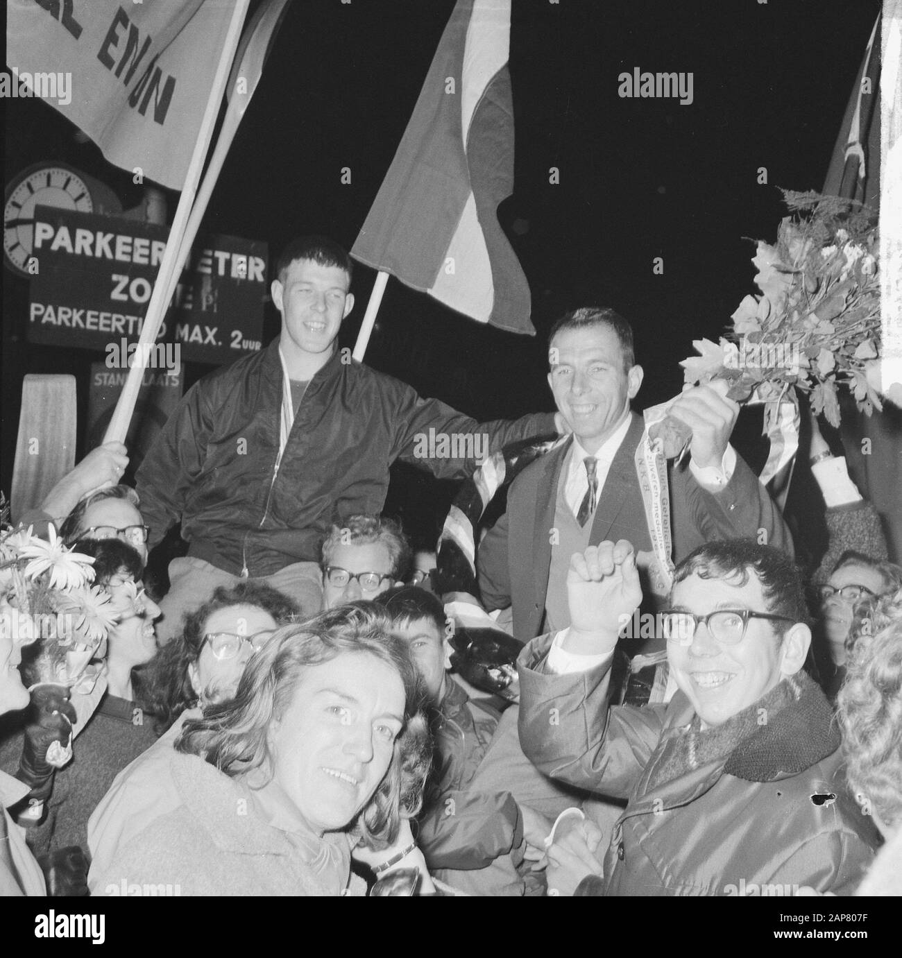 Arrivo Olympic team a Schiphol, Hoekstra e Geurte (canoa) Data: 22 ottobre 1964 luogo: Noord-Holland, Schiphol Parole Chiave: Arrivi, canoers, squadre Nome personale: HOELSTRA Foto Stock