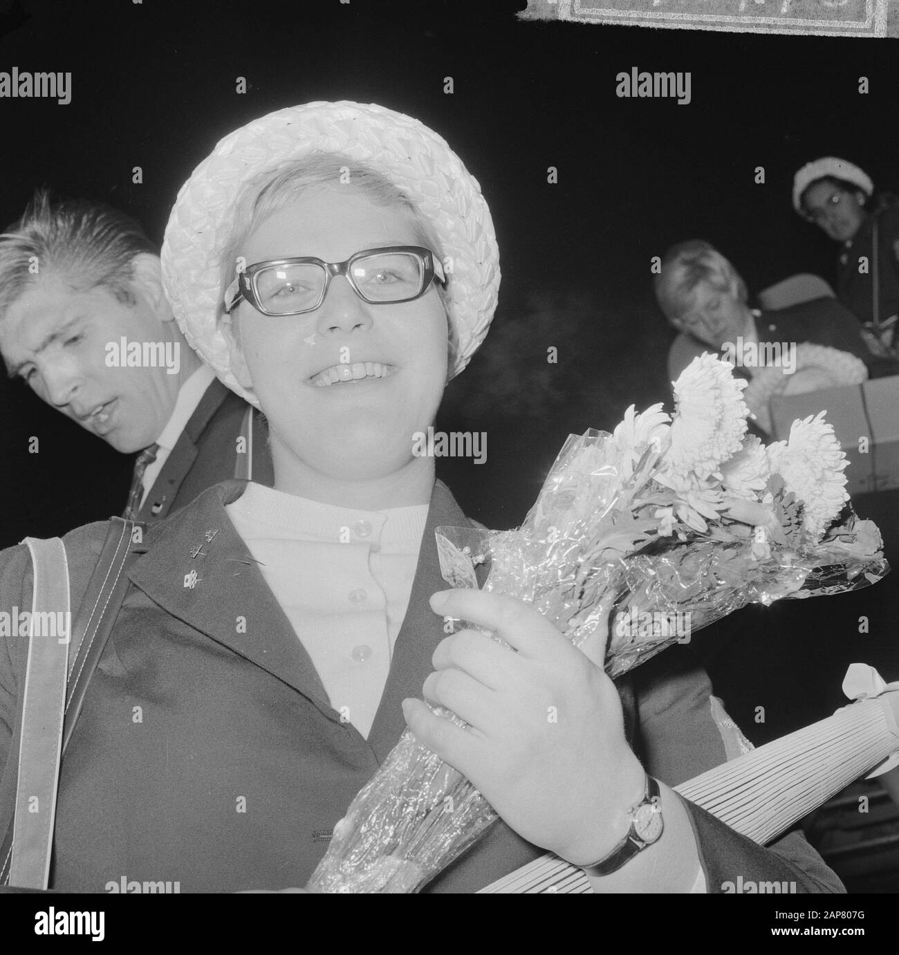 Arrival Olympic Team A Schiphol, Ada Kok Data: 22 Ottobre 1964 Località: Noord-Holland, Schiphol Parole Chiave: Arrivi, Squadre Nome Personale: Kok, Ada Foto Stock