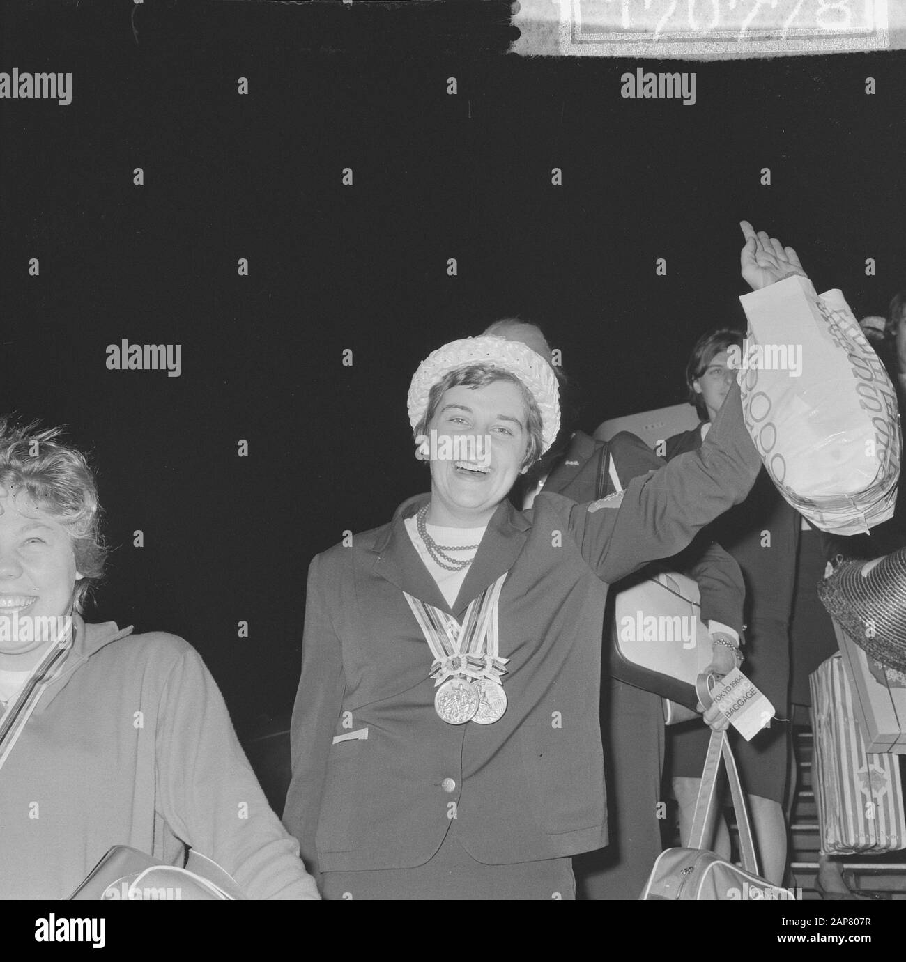 Arrivo Olympic team a Schiphol, Erica Terpstra (nuoto) Data: 22 Ottobre 1964 Località: Noord-Holland, Schiphol Parole Chiave: Nuoto, arrivi, squadre Nome personale: Erica Terpstra Foto Stock