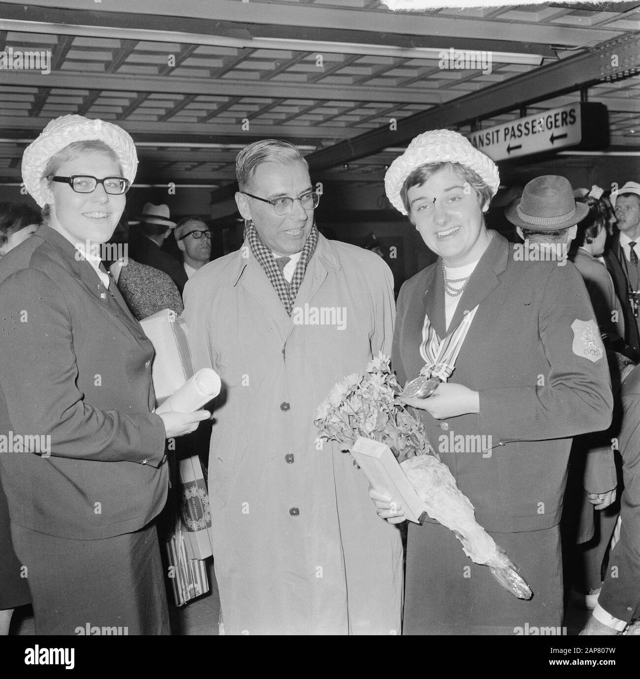 Arrivo Olympic Team A Schiphol, Erica Terpstra E Ada Kok Data: 22 Ottobre 1964 Località: Noord-Holland, Schiphol Parole Chiave: Arrivi, Squadre Nome Personale: Erica Terpstra, Kok, Ada Foto Stock