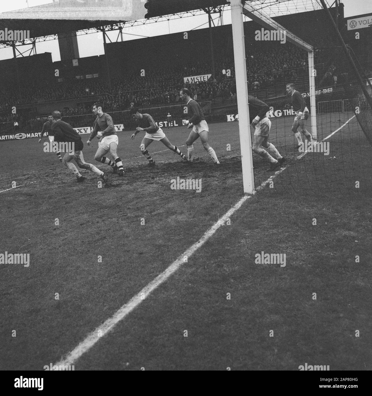 Blue-Wit versus Alkmaar 2-4, Attack of Blauw-Wit Data: 10 gennaio 1965 luogo: Alkmaar, Noord-Holland Parole Chiave: Sport, football Nome dell'istituto: Blue-White Foto Stock