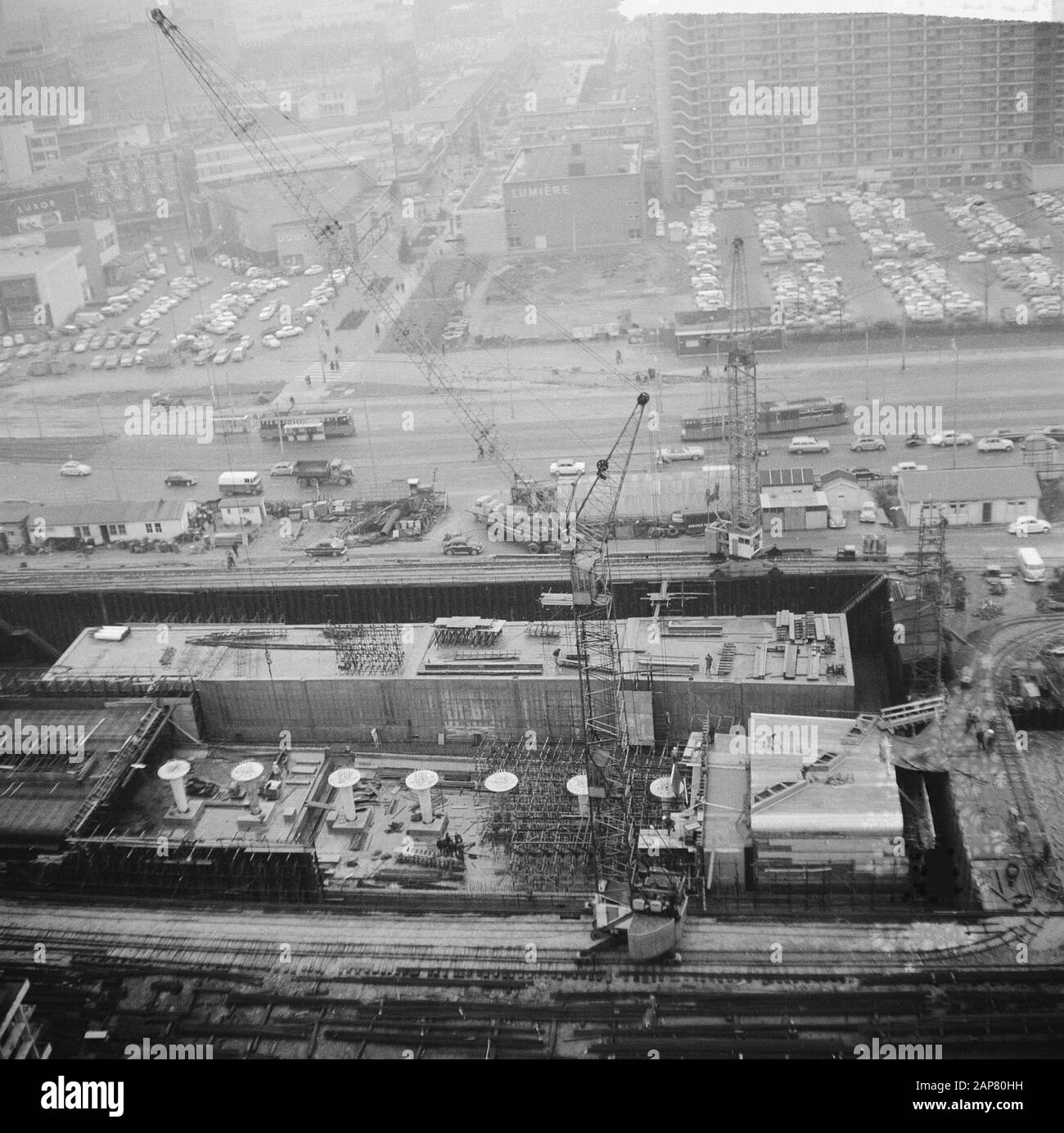 Costruzione della stazione di partenza nel molo di costruzione Weena a Rotterdam, panoramica del lavoro Data: 7 gennaio 1965 Località: Rotterdam, Zuid-Holland Parole Chiave: Lavoro, costruzione, banchine da costruzione, panoramiche Foto Stock