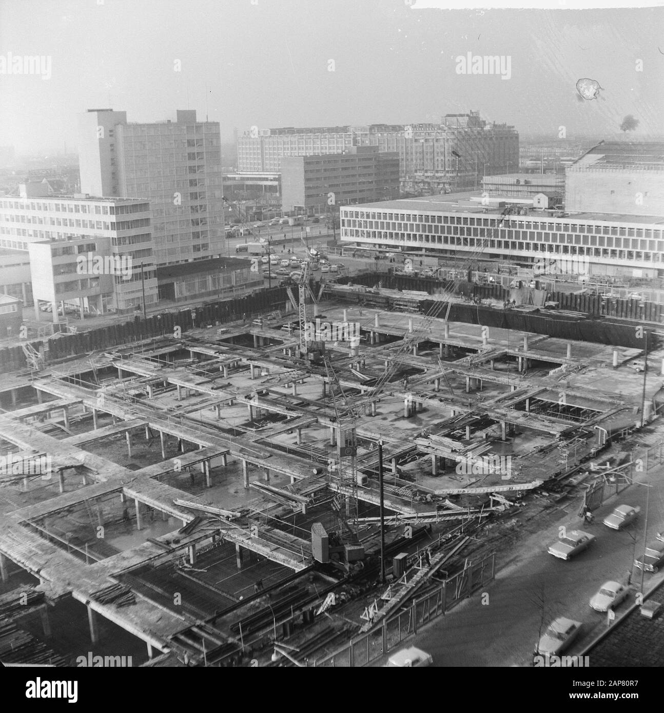 Costruzione parcheggio sotterraneo a Rotterdam per il grande teatro Data: 21 Gennaio 1965 Località: Rotterdam, Zuid-Holland Parole Chiave: Metropolitana, parcheggi, costruzioni Foto Stock