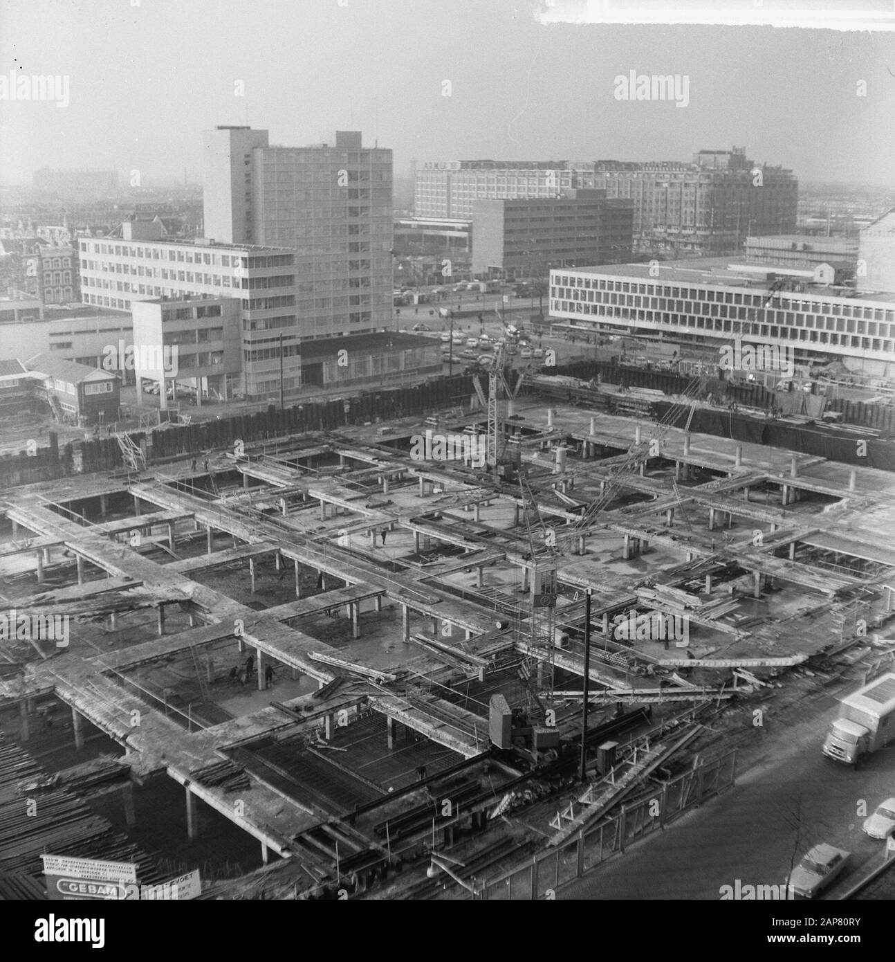 Costruzione parcheggio sotterraneo a Rotterdam per il grande teatro Data: 21 Gennaio 1965 Località: Rotterdam, Zuid-Holland Parole Chiave: Metropolitana, parcheggi, costruzioni Foto Stock