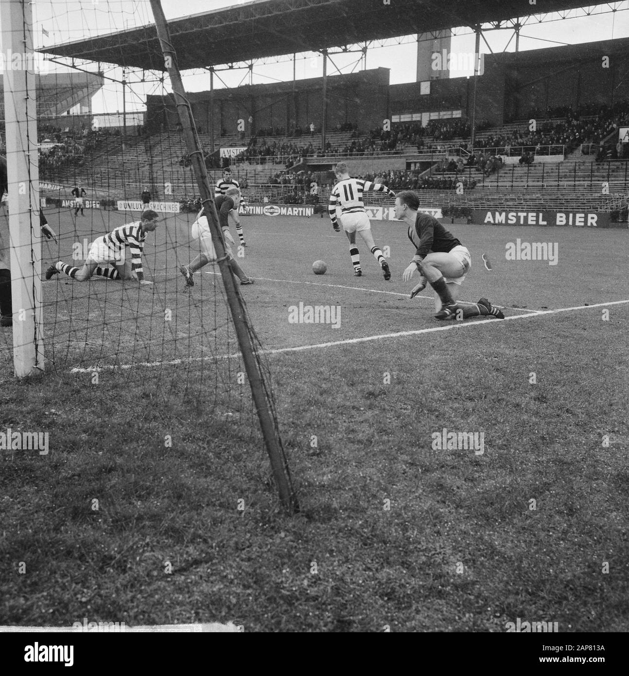 Blue-White contro DHC 2-1, Blue-White Attack Data: 14 febbraio 1965 Parole Chiave: Sport, calcio Nome istituto: Blue-White Foto Stock