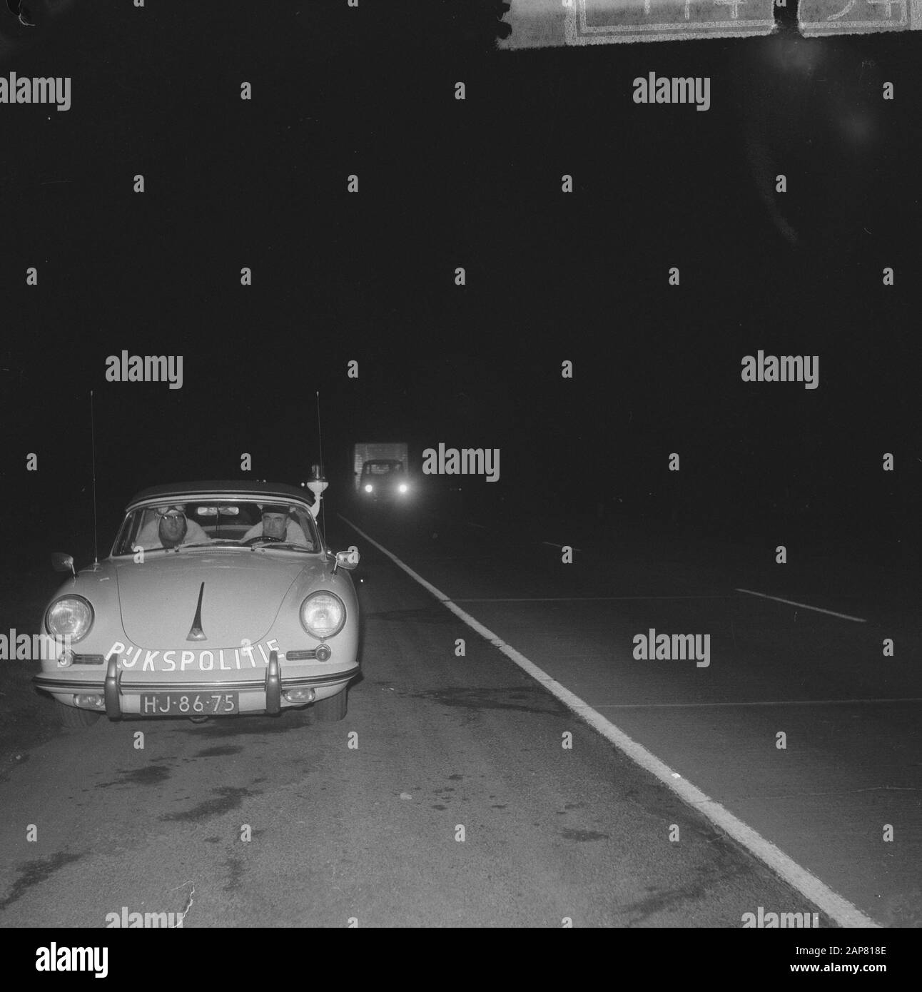 Autofiles su Utrechtseweg, polizia nazionale in Porsche Data: 25 febbraio 1965 Parole Chiave: Rijkspolitie, Files Nome istituto: Porsche, polizia nazionale Foto Stock