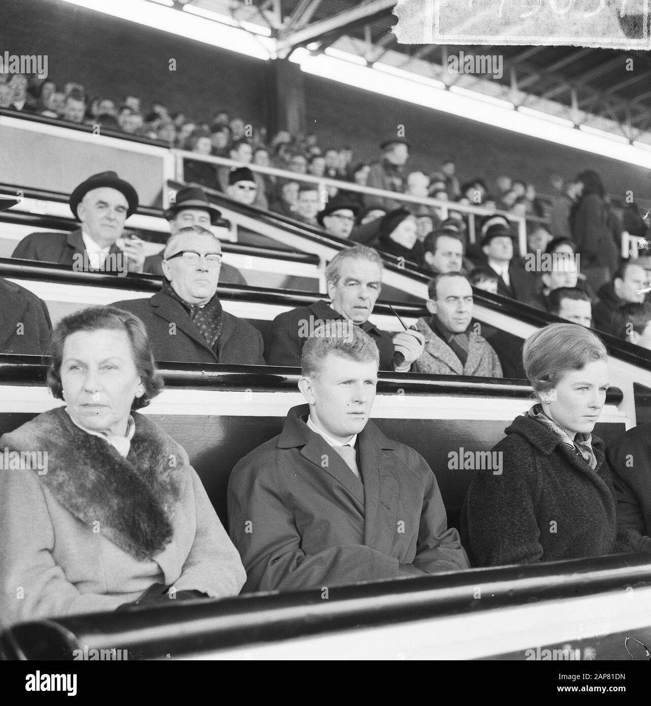 Blue-White contro Volendam 2-1, calciatore norvegese Finn Seemann of Sky Og Fk Lyn on Grandstand (nuovo gioco Blue-White?) Data: 7 marzo 1965 Parole Chiave: Giocatori, sport, stand, calcio Nome personale: Seemann, Finn Nome istituzione: Blue-White Foto Stock