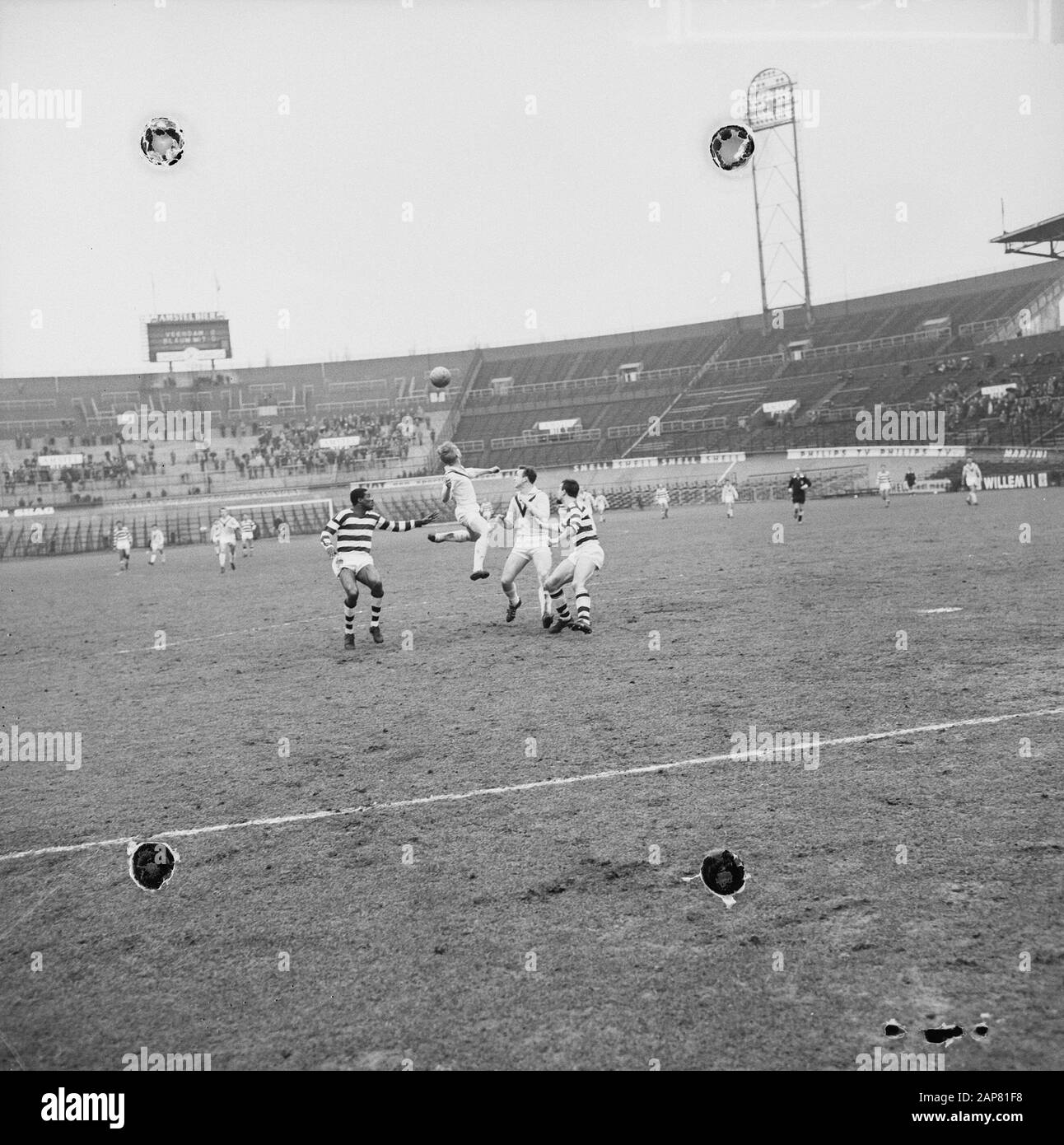 Blue-White contro Veendam 1-0, Attack Blue-White con Sparendam Slisser Data: 14 marzo 1965 Parole Chiave: Attack, sport, football Nome istituto: Blue-White Foto Stock