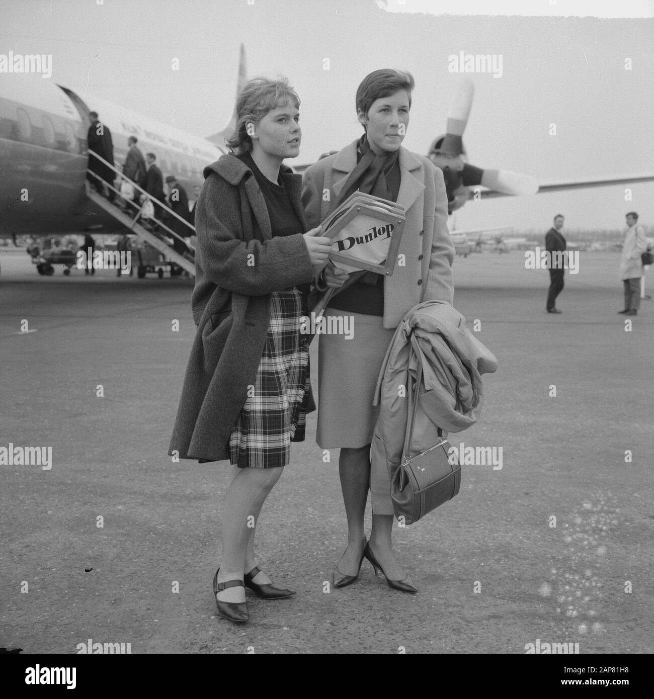 Badminton playsters Agnes Geene (a sinistra) e Imie Rietveld (a destra) per Aberdeen, partenza Schiphol Data: 17 Marzo 1965 Località: Noord-Holland, Schiphol Parole Chiave: Partenza Nome personale: Geene, Agnes Foto Stock