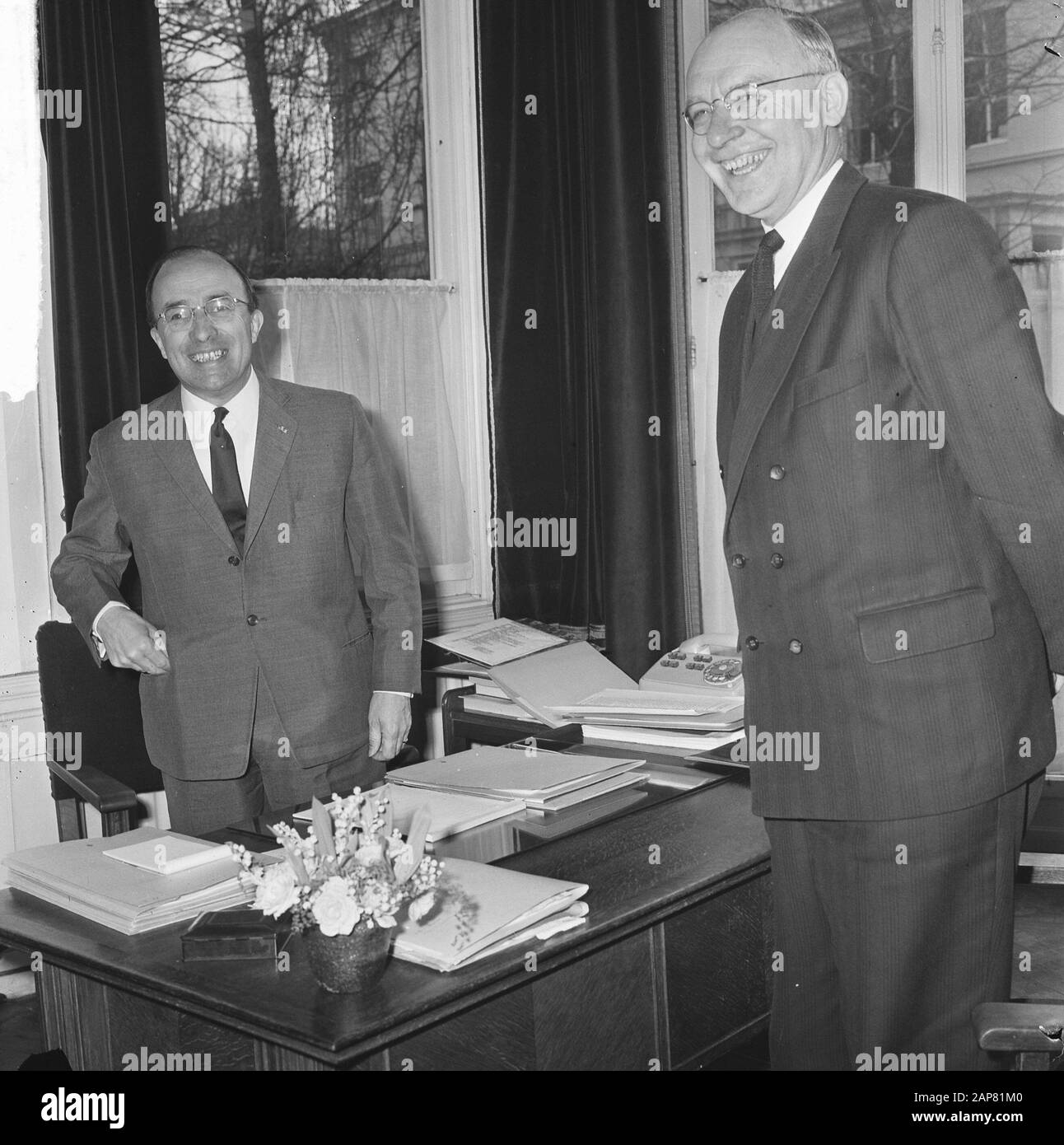 La crisi del gabinetto. Formateur Sig. Th. Le CAL hanno ricevuto il Prof. Vondeling, presidente della PvdA presso la Camera dei rappresentanti Data: 18 marzo 1965 luogo: L'Aia Parole Chiave: Formazioni del gabinetto, politici, personname politico: CAL, Joseph, Vondeling, Anne Foto Stock