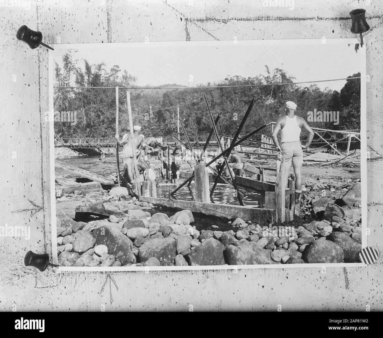 Il Genie in Indonesia è meglio conosciuto per il lavoro che fa nella riparazione di ponti e strade. Ecco alcune registrazioni del ponte Bailey in costruzione sui Moesi, nei pressi di Tjoueg (Sumatra). Il ponte a Tjoeroep sarà il primo ponte bailey a Z-Sumatra dove vengono utilizzate colonne di cemento. Nella foto, il cassero in costruzione per uno dei pilastri. Annotazione: Ripronazione. Vedi Dlc 6376 Data: Agosto 1949 Luogo: Indonesia, Indonesia, Indie Orientali Olandesi, Indie Orientali Olandesi, Sumatra Parole Chiave: Ponti Nome Personale: Sumatra Foto Stock