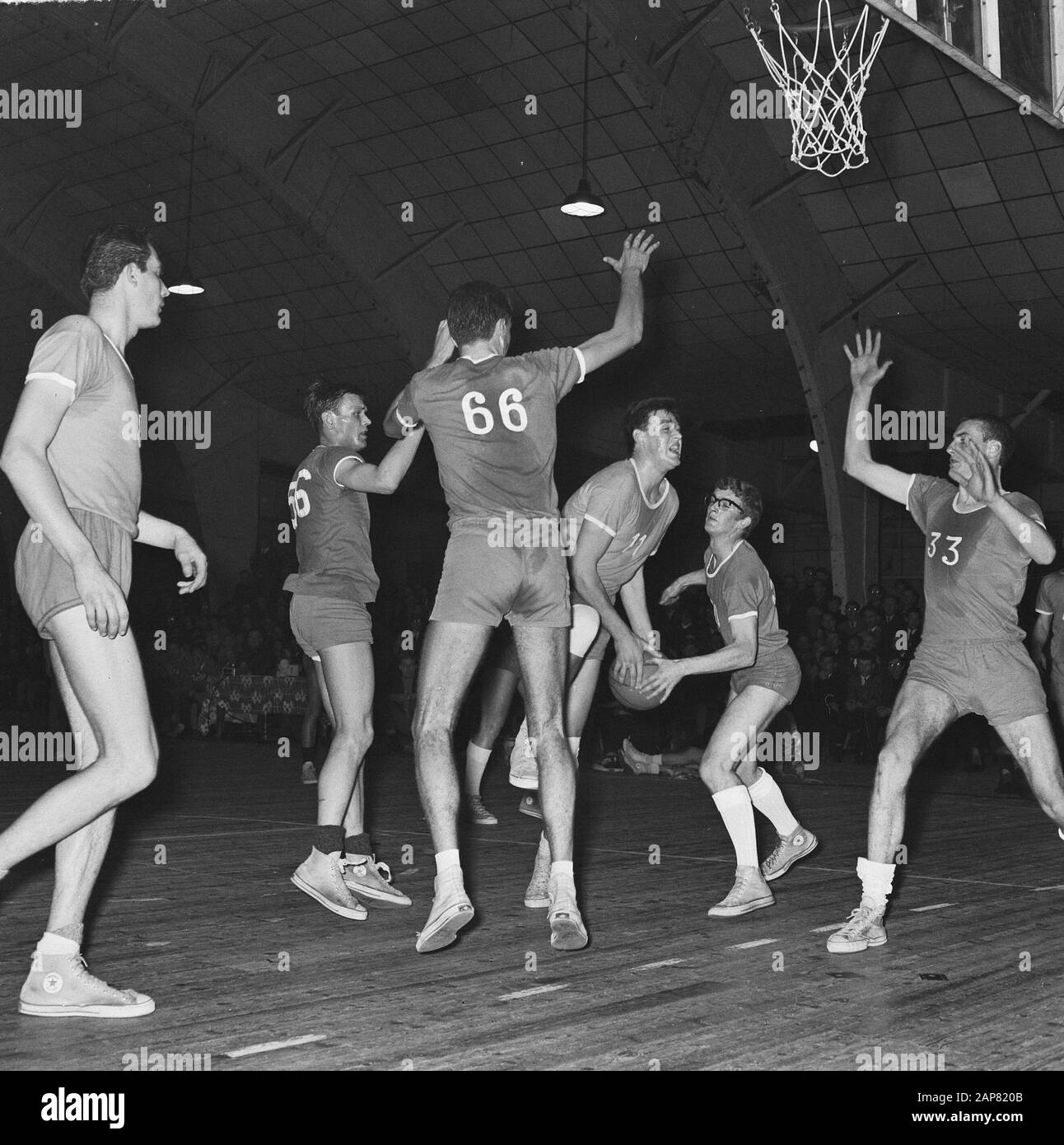 Basket Wolves contro Herly Mens 62-60, Wolves campione momento Data: 10 aprile 1965 Parole Chiave: Basket, Champions Institution nome: Lupi Foto Stock