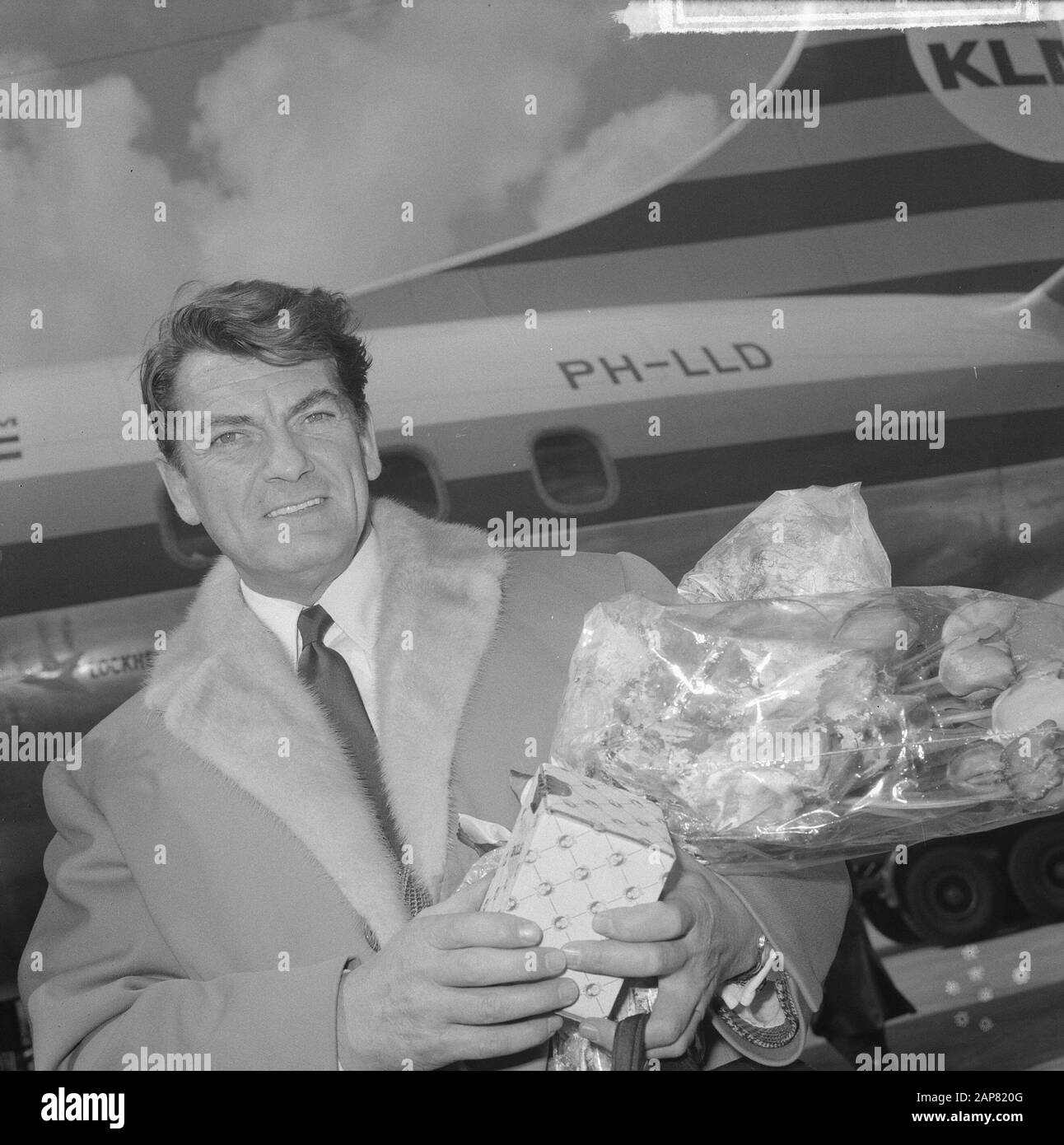 Arrivo Jean Marais a Schiphol Data: 13 Aprile 1965 Località: Noord-Holland, Schiphol Parole Chiave: Arrivi, attori, star del cinema, attori, campi d'aviazione Nome personale: Jean Marais Foto Stock