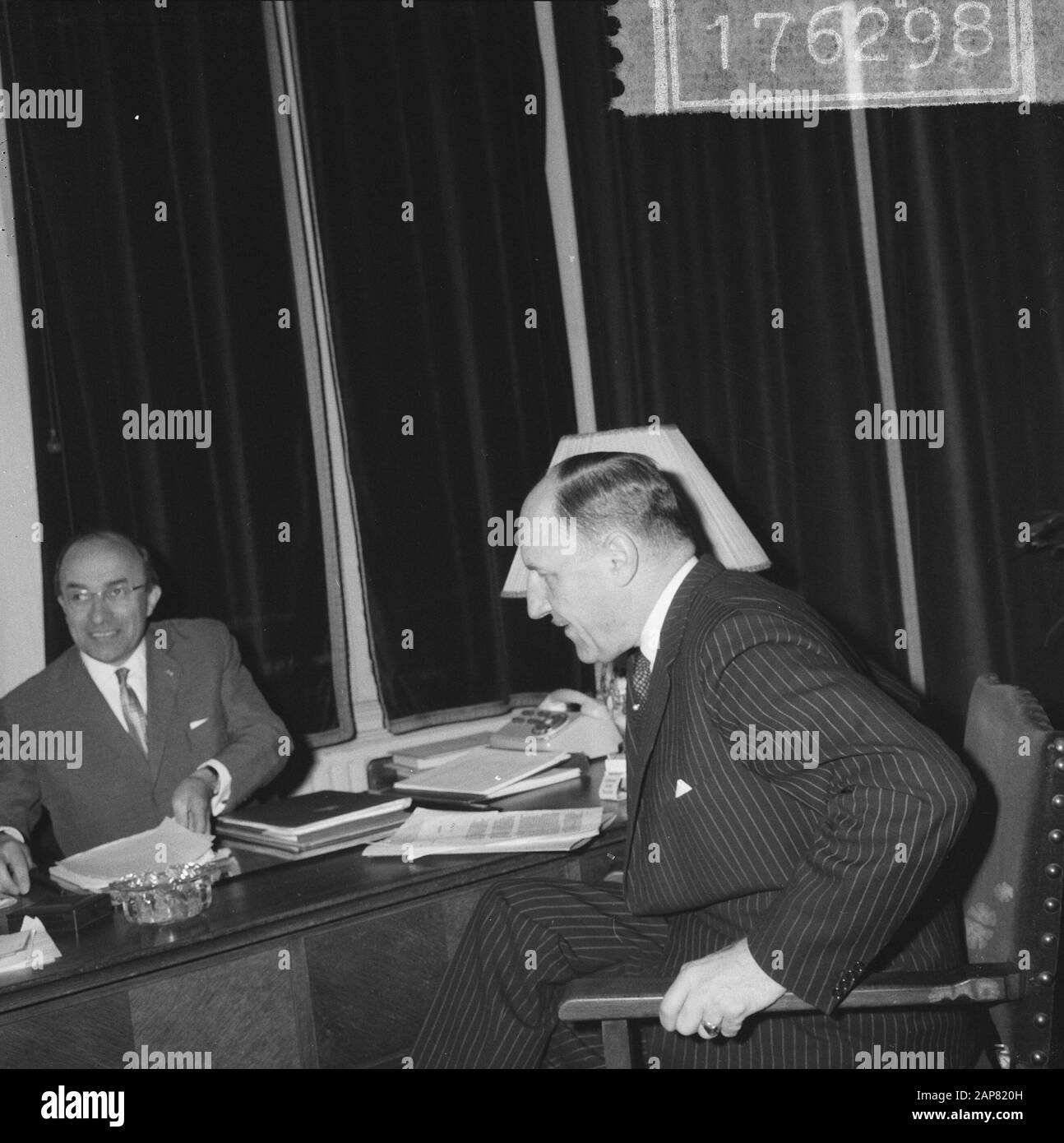 The cabinet formation, formateur Cals and Minister Luns Data: 8 aprile 1965 luogo: L'Aia, Zuid-Holland Parole Chiave: Formateurs, cabinet formations Nome personale: LUN, J.A.M.H., Luns, Joseph Foto Stock
