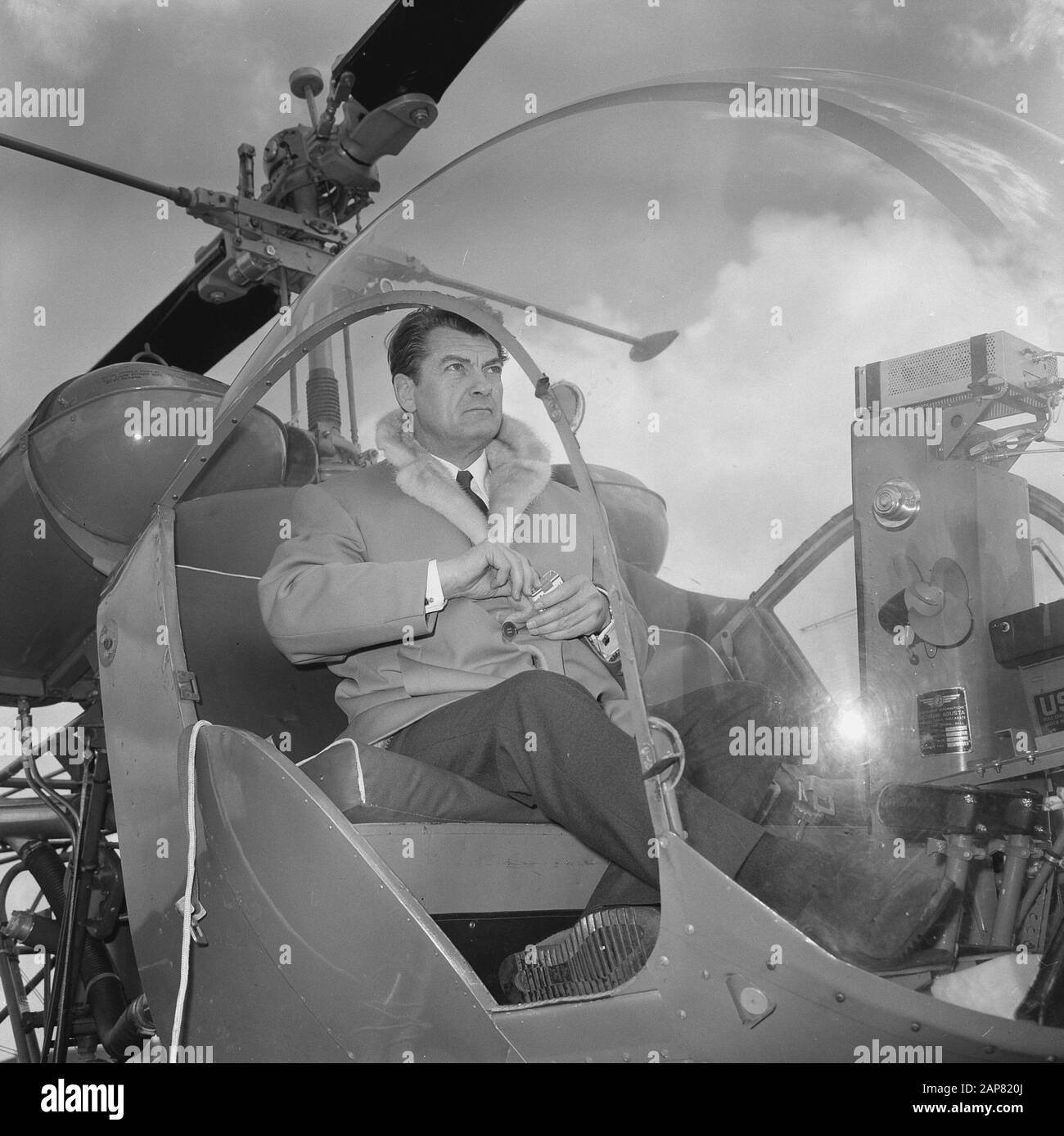 Arrivo Jean Marais a Schiphol, qui in elicottero Data: 13 Aprile 1965 Località: Noord-Holland, Schiphol Parole Chiave: Arrivi, elicotteri Nome personale: Jean Marais Foto Stock