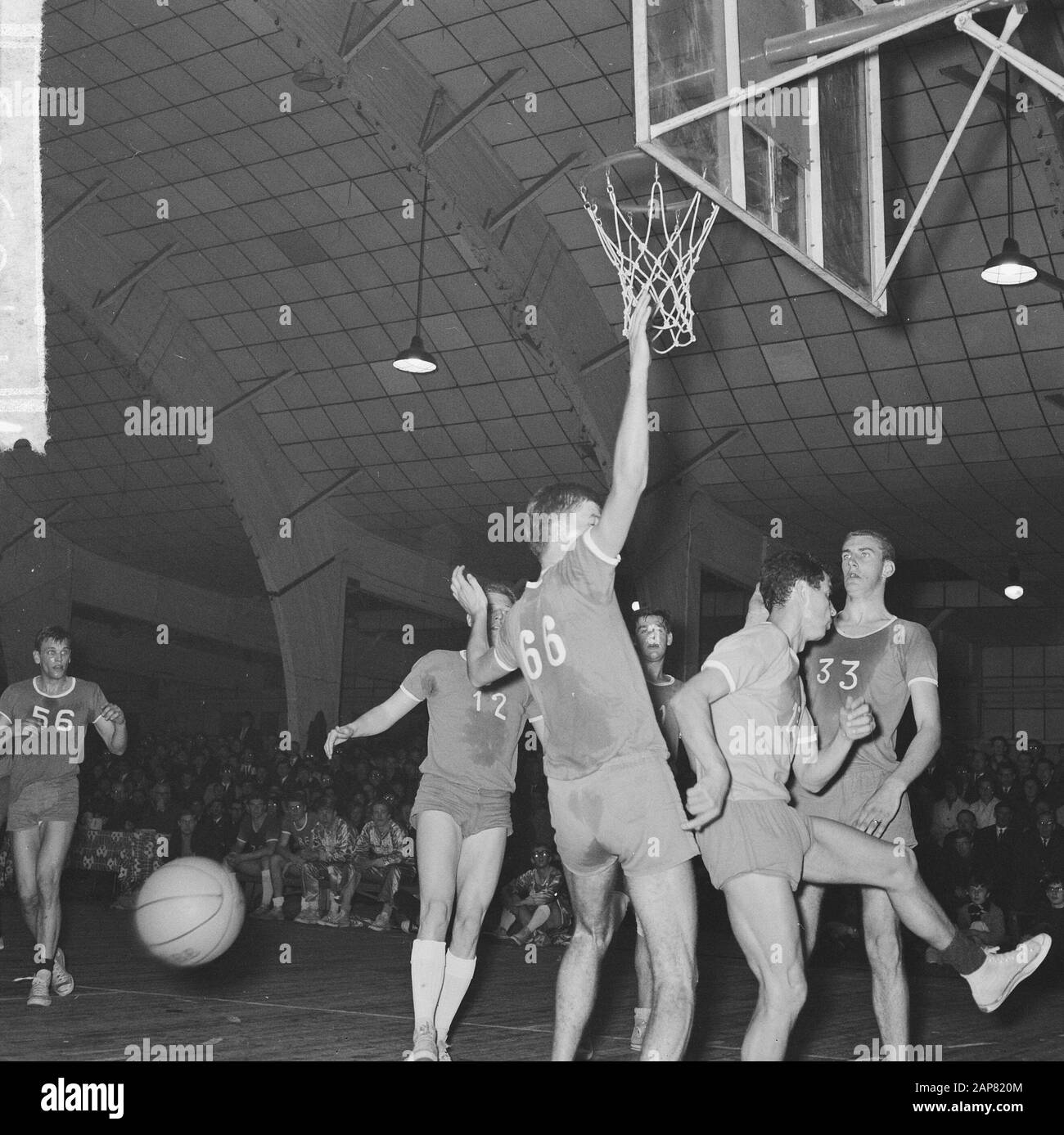 Basket Wolves contro Herly Mens 62-60, Wolves campione momento Data: 10 aprile 1965 Parole Chiave: Basket, Champions Institution nome: Lupi Foto Stock
