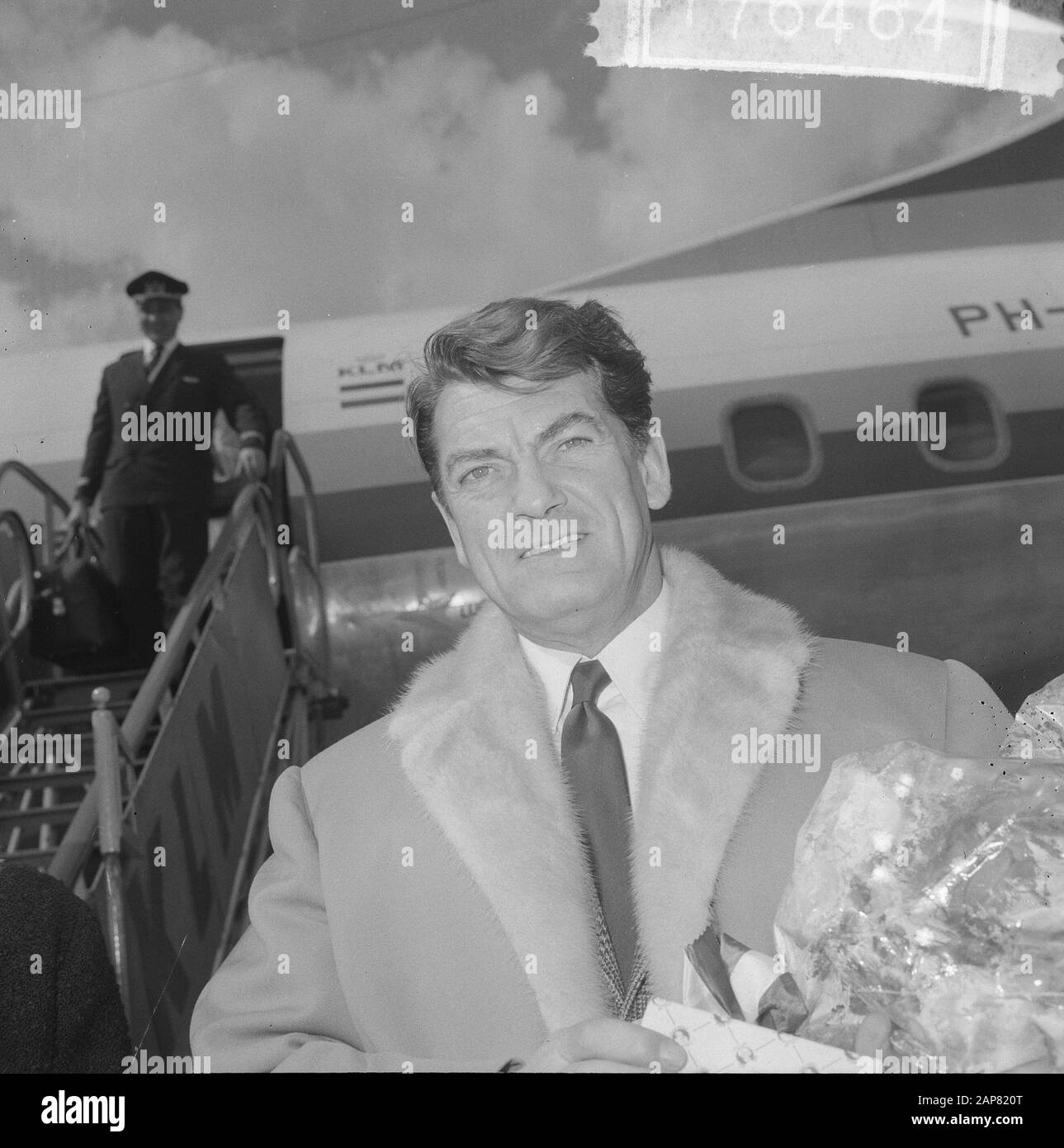 Arrivo Jean Marais a Schiphol, Data: 13 Aprile 1965 Località: Noord-Holland, Schiphol Parole Chiave: Arrivi, attori, star del cinema, attori, campi d'aviazione Nome personale: Jean Marais Foto Stock