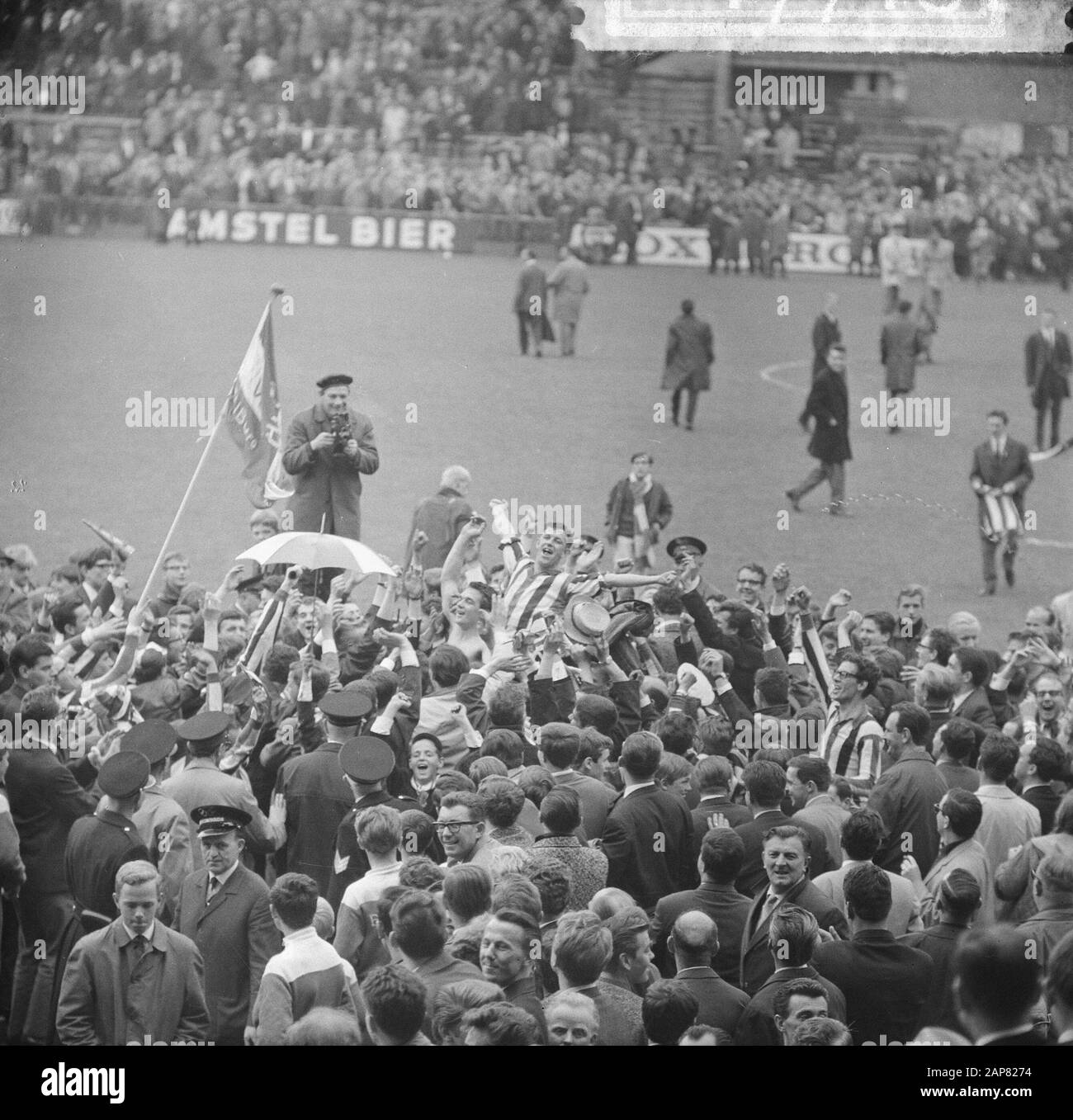 Blue-Wit vs. Willem II 1-4, sostenitori Data: 2 maggio 1965 Parole Chiave: Sostenitori, sport, calcio Nome istituzione: Willem II Foto Stock