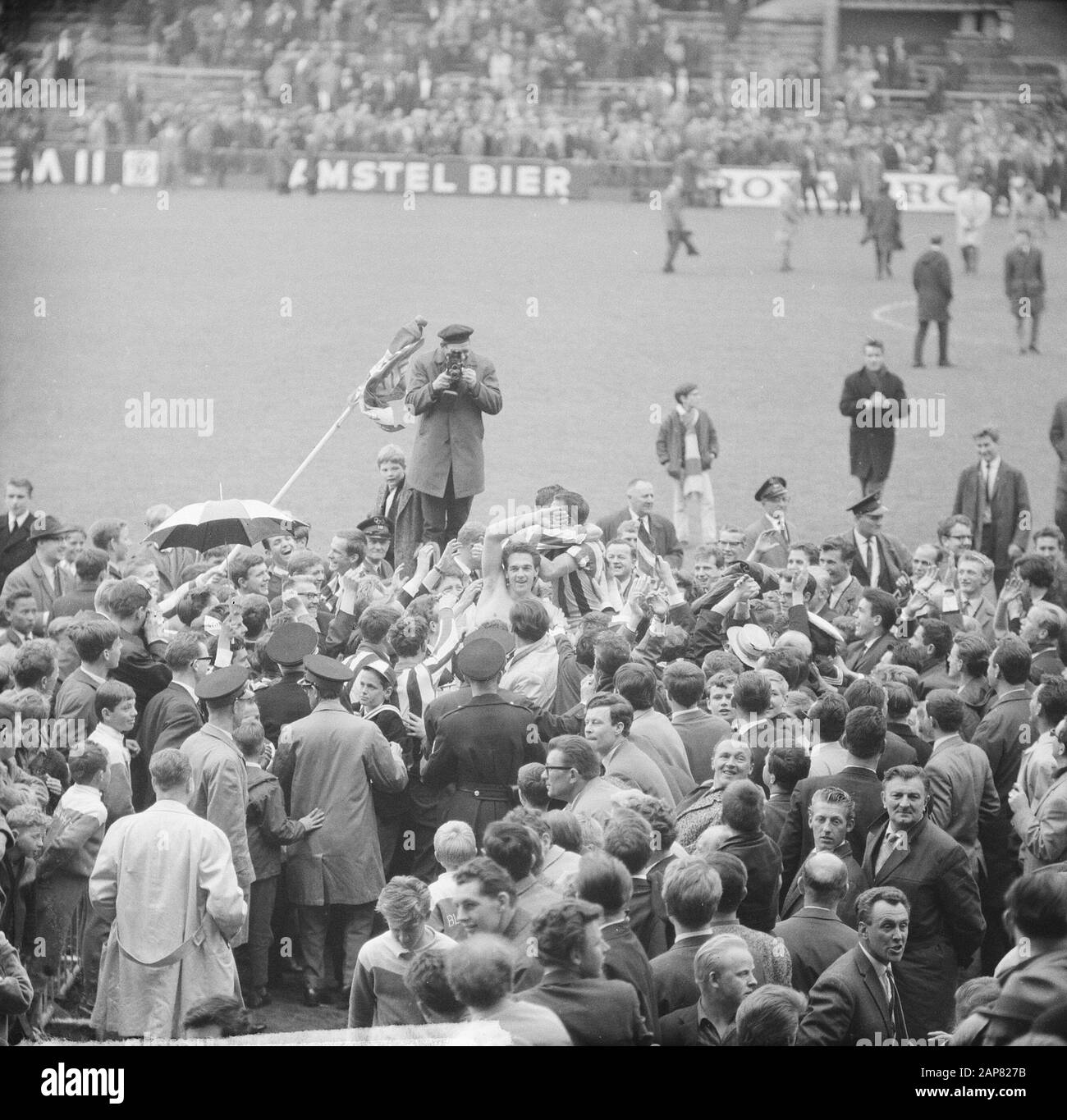 Blue-Wit vs. Willem II 1-4, sostenitori Data: 2 maggio 1965 Parole Chiave: Sostenitori, sport, calcio Nome istituzione: Willem II Foto Stock