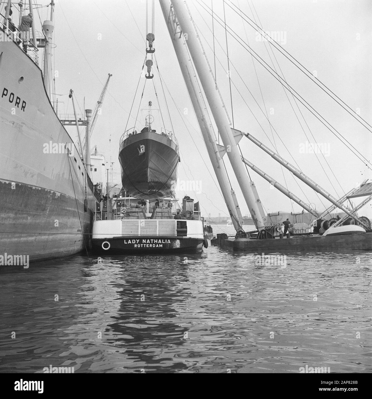 A Verolme Rozenburg a 90 ton heavy crew boat plate Overview Work Data: 3 maggio 1965 Parole Chiave: Work, cantieri navali Nome dell'istituzione: Verolme Dok- and Shipbuilding Company Foto Stock