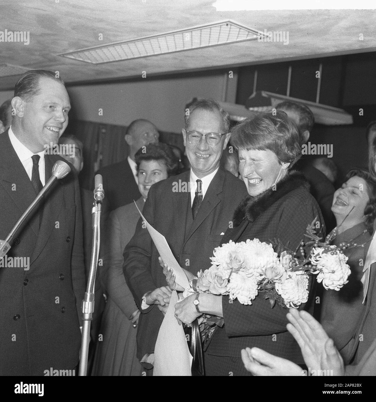 1.00100 00th turista nella capitale, coppia Maw dall'Inghilterra, sindaco Van Hall ha accolto la coppia e consegnato un certificato Data: 1 dicembre 1964 posizione: Gran Bretagna Parole Chiave: Capitali, sindaci, coppie, consegne Foto Stock