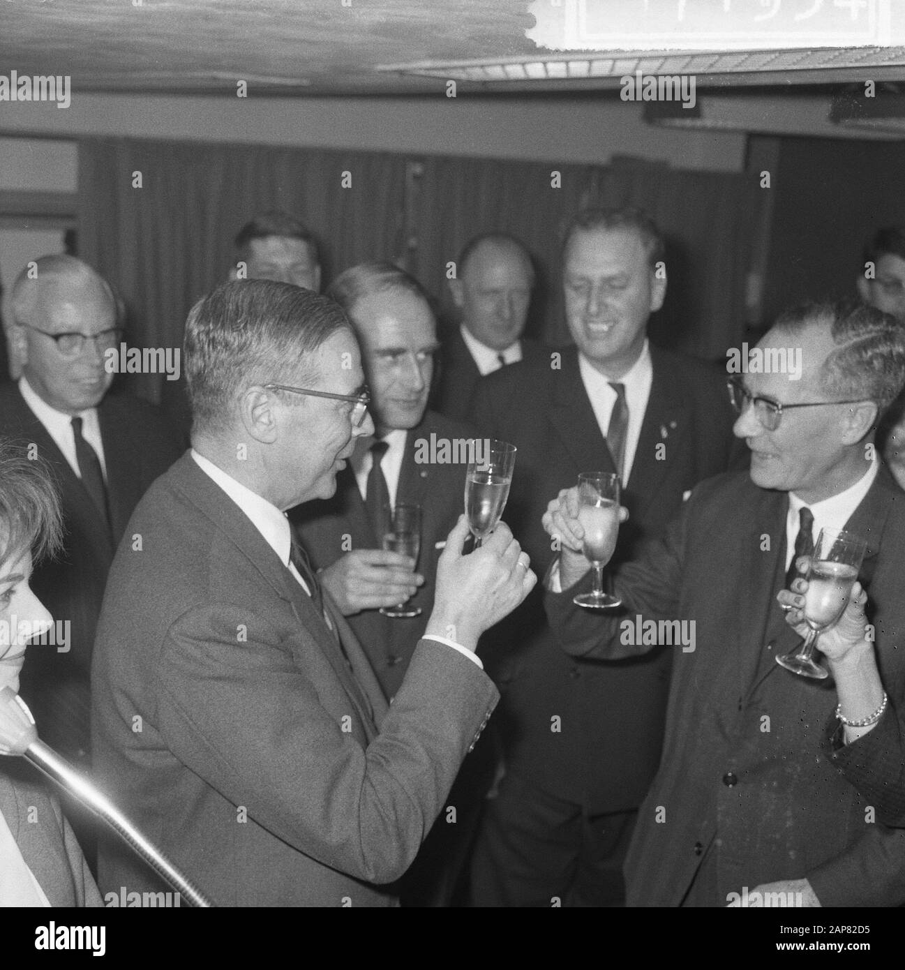 1.00100 00th turista nella capitale, coppia Maw dall'Inghilterra, sindaco Van Hall ha accolto la coppia e consegnato un certificato Data: 1 dicembre 1964 posizione: Gran Bretagna Parole Chiave: Capitali, sindaci, coppie, consegne Foto Stock