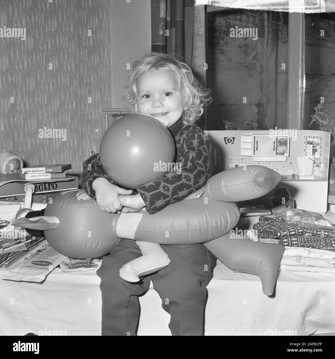 Anita van Delft (3 anni) da Tilburg back home, bitten by dogs Data: 5 dicembre 1964 luogo: Noord-Brabant, Tilburg Parole Chiave: Ragazze Nome personale: Anita van Delft Foto Stock