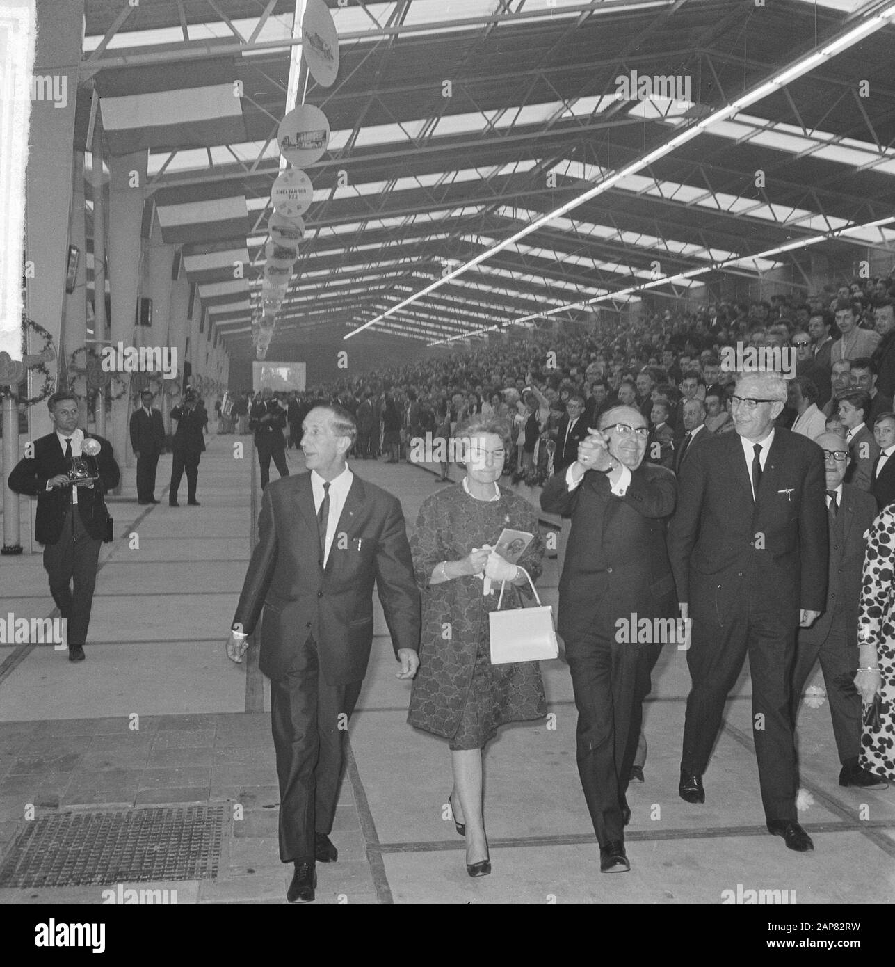 Dopo di dr. H. J. van Doorne a Eindhoven, dr. Van Doorne riceve gli applausi, la signora Van Doorne accanto a lui Data: 26 maggio 1965 luogo: Eindhoven Parole Chiave: AFSELF Nome personale: Dr. H. J. van Doorne Foto Stock