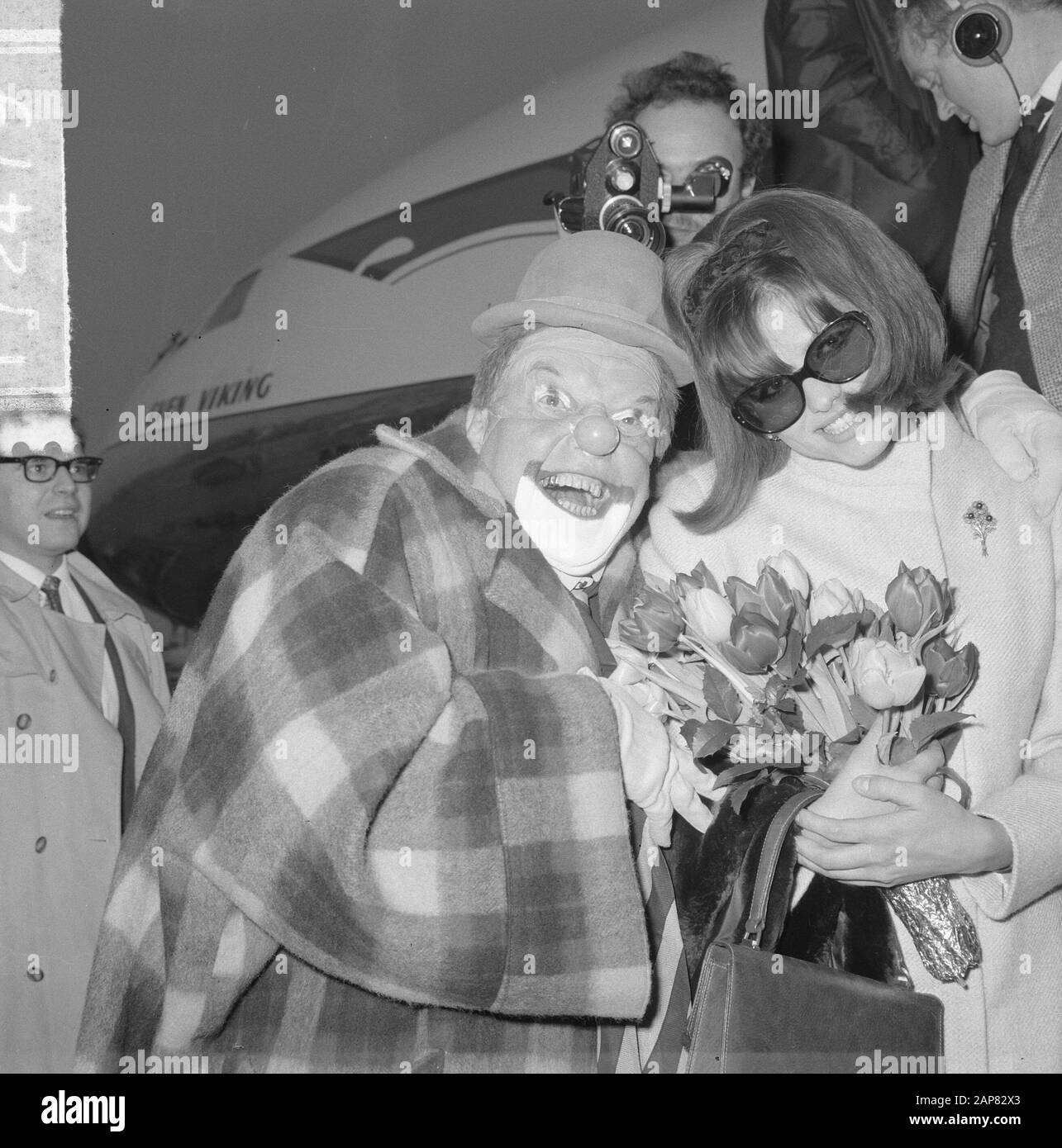 Claudia Cardinale a Schiphol con il clown Fantasio Data: 16 dicembre 1964 Località: Noord-Holland, Schiphol Parole Chiave: Attrici, clown, star del cinema, aeroporti Nome personale: Cardinale Claudia Foto Stock