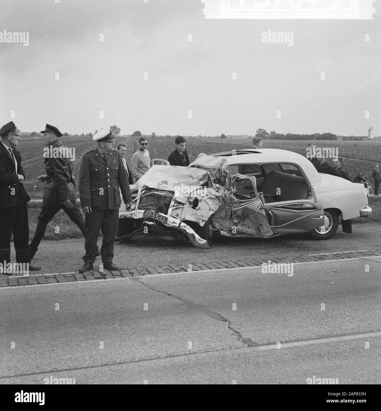 8 Persone uccise in auto incidente Data: 24 agosto 1965 Parole Chiave: Automobili, incidenti Foto Stock