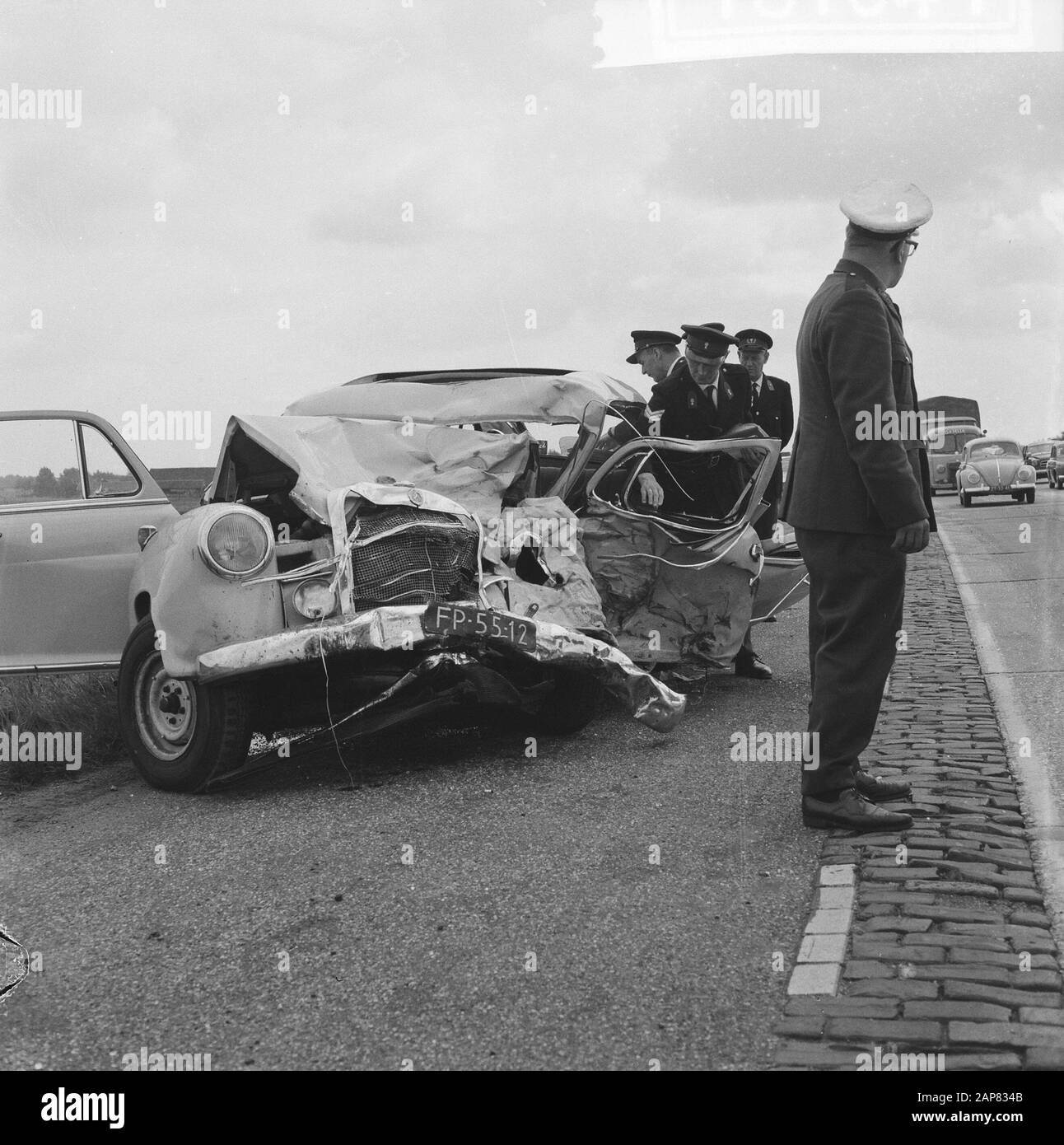 8 Persone uccise in auto incidente Data: 24 agosto 1965 Parole Chiave: Automobili, incidenti Foto Stock