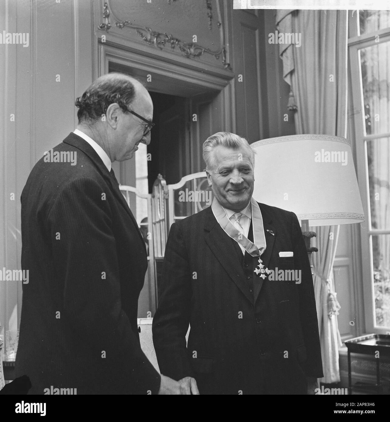 Ambasciatore britannico Sir Peter Garran premiato premi, Ambasciatore britannico e Sindaco Matzer van Arnhem Data: 14 settembre 1965 luogo: Arnhem Parole Chiave: Premi, Riconoscimenti, ambasciatori, sindaci Nome personale: Garran, Peter Foto Stock