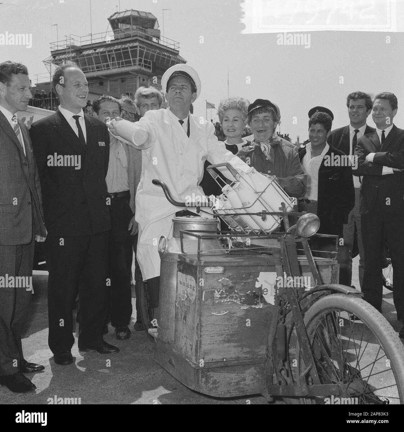Arrivo Norman Wisdom a Schiphol, Norman Wisdom on the transport bike Annotation: Promotion for the film The Early Bird Date: 17 July 1965 Location: Noord-Holland, Schiphol Keywords: Acteurs, movie stars, caseificio Farmers Nome personale: Wenseignement, Norman Foto Stock