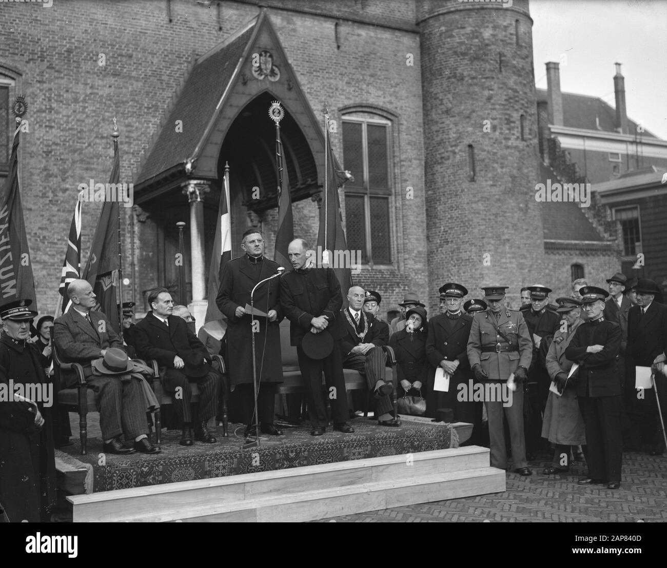 Il leader internazionale del generale dell'Esercito Della Salvezza Albert Orsborn è stato ricevuto al Binnenhof. (Seduto con una catena di uffici) Signor Sindaco de Monchy van l'Aia e dall'altra parte sono il Ministro Drees e il Ministro Jonkman. Data: 5 settembre 1946 luogo: Den Haag Parole Chiave: Religioni Nome Persona: Jonkman, J.A., Monchy, S.J.R. de, Orsborn, A.W.T. Foto Stock