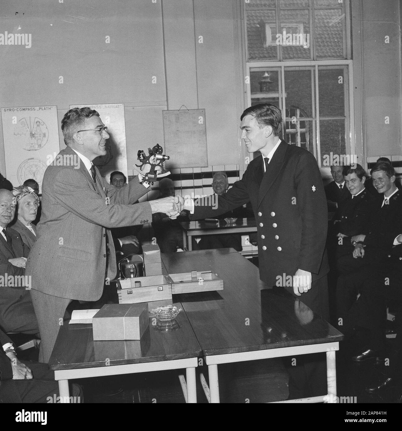 Sindaco Thomassen di Rotterdam ha consegnato sestant alla migliore scuola marittima studentesca Data: 8 agosto 1965 luogo: Rotterdam, Zuid-Holland Parole Chiave: Formazione professionale, sindaci, scuole marittime Nome personale: Thomassen, Wim Foto Stock