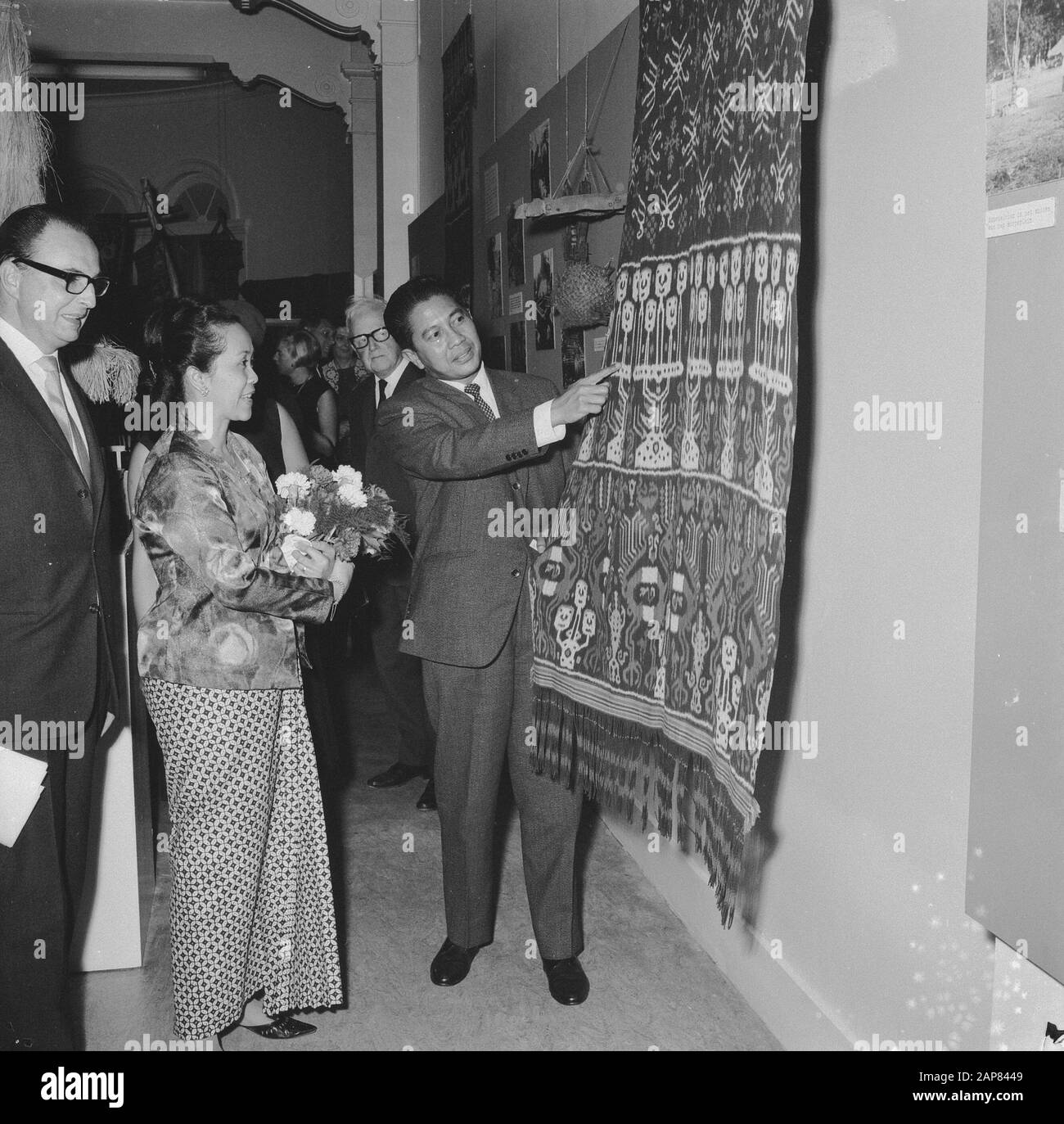 Apertura della mostra vita e morte a Sumba nel Museo di Etnologia a Rotterdam Descrizione: L'ambasciatore indonesiano Sudjarwo Tjondronegoro guarda un arazzo durante la data di apertura: 5 ottobre 1965 Località: Rotterdam, Zuid-Holland Parole Chiave: Ambasciatori, aperture, mostre, arazzi Nome personale: Sudjarwo, Tjondronegoro Foto Stock Apertura della mostra vita e morte a Sumba nel Museo di Etnologia a Rotterdam Descrizione: L'ambasciatore indonesiano Sudjarwo Tjondronegoro guarda un arazzo durante la data di apertura: 5 ottobre 1965 Località: Rotterdam, Zuid-Holland Parole Chiave: Ambasciatori, aperture, mostre, arazzi Nome personale: Sudjarwo, Tjondronegoro Foto Stock