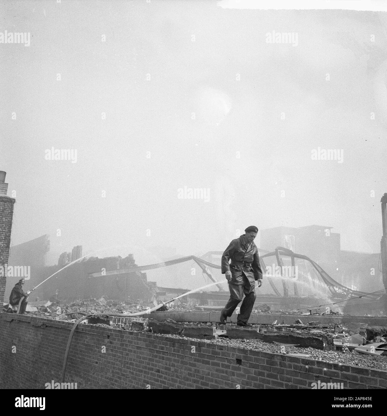 Incendio a V e D a Tilburg, dopo il lavoro Data: 10 agosto 1965 Località: Noord-Brabant, Tilburg Parole Chiave: Incendi, edifici Nome dell'istituzione: Vroom & Dreesmann Foto Stock