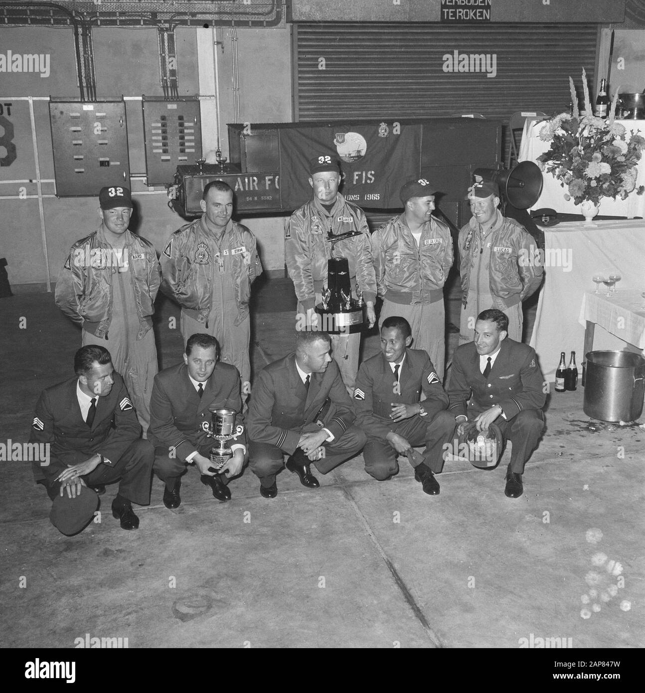 I piloti americani della base aerea di Soesterberg hanno vinto il Trofeo Bong Descrizione: I piloti americani posano con il Trofeo Bong, qui con il personale olandese di terra Data: 15 ottobre 1965 Località: Soesterberg, Utrecht Parole Chiave: Aeroporti militari, premi, piloti Foto Stock