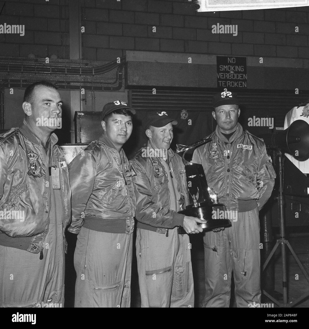 I piloti americani della base aerea di Soesterberg hanno vinto il Trofeo Bong Descrizione: I piloti americani posano con il Trofeo Bong Data: 15 ottobre 1965 Località: Soesterberg, Utrecht Parole Chiave: Aeroporti militari, premi, piloti Foto Stock