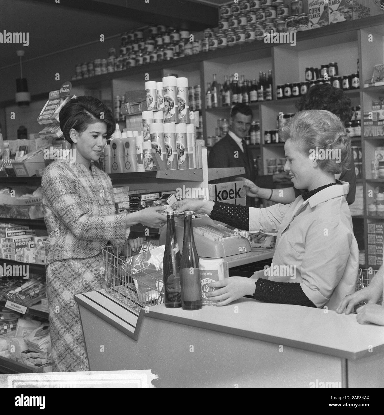 Anneke Grönloh in Vinkeveen Descrizione: Anneke Grönloh mentre paga i suoi generi alimentari Data: 19 ottobre 1965 luogo: Utrecht, Vinkeveen Parole Chiave: Generi alimentari, supermercati, personale di shopping, cantanti Nome personale: Grönloh, Anneke Foto Stock