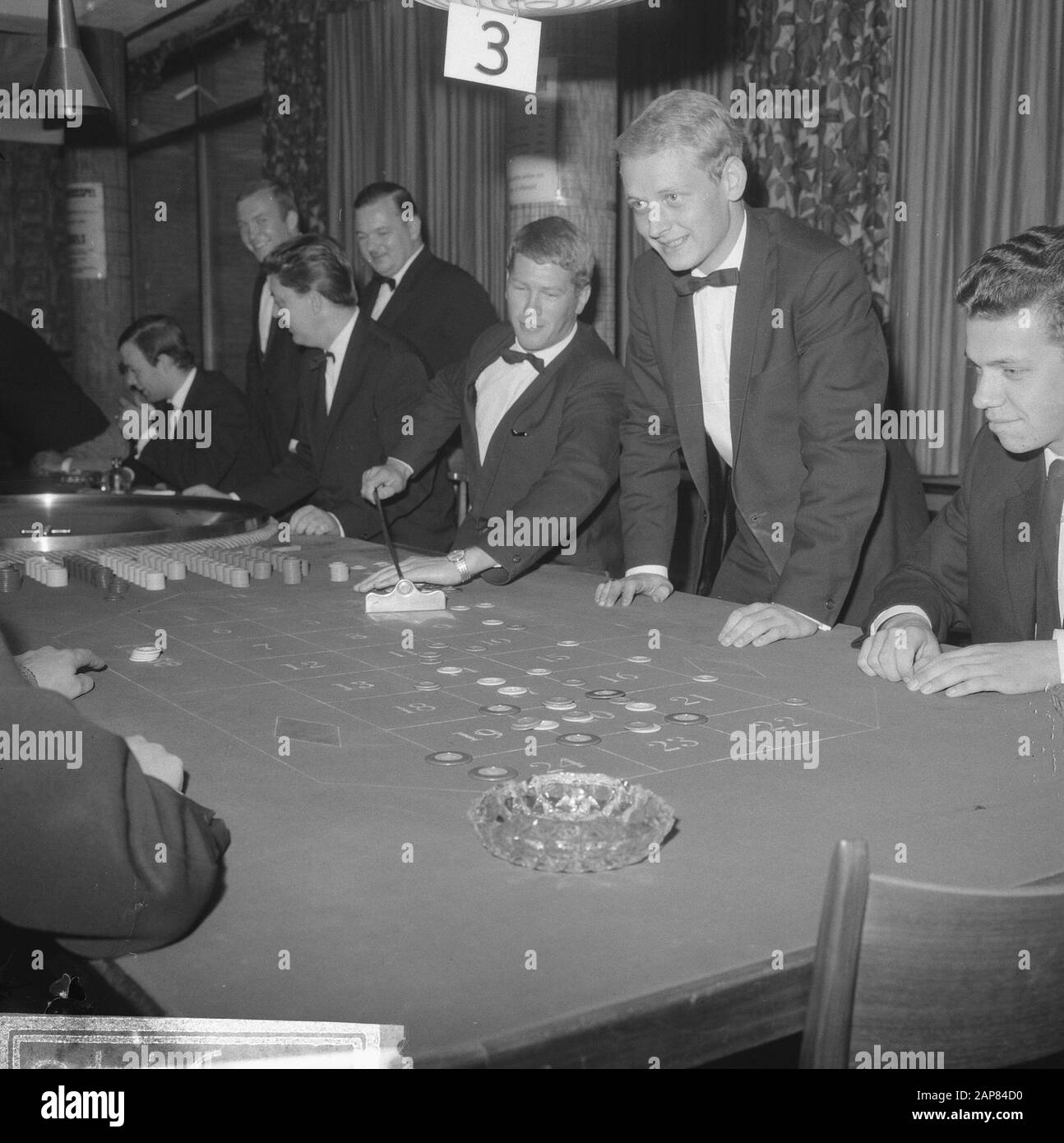 A seguito di una decisione del Ministero della Giustizia, i casinò dei Paesi Bassi devono chiudere le loro porte. In West-End to Loosdrecht oggi rotola la palla Descrizione: Visitatori mentre giocano alla roulette Data: 21 Ottobre 1965 Località: Loosdrecht, Noord-Holland Parole Chiave: Casinò, giochi d'azzardo Foto Stock