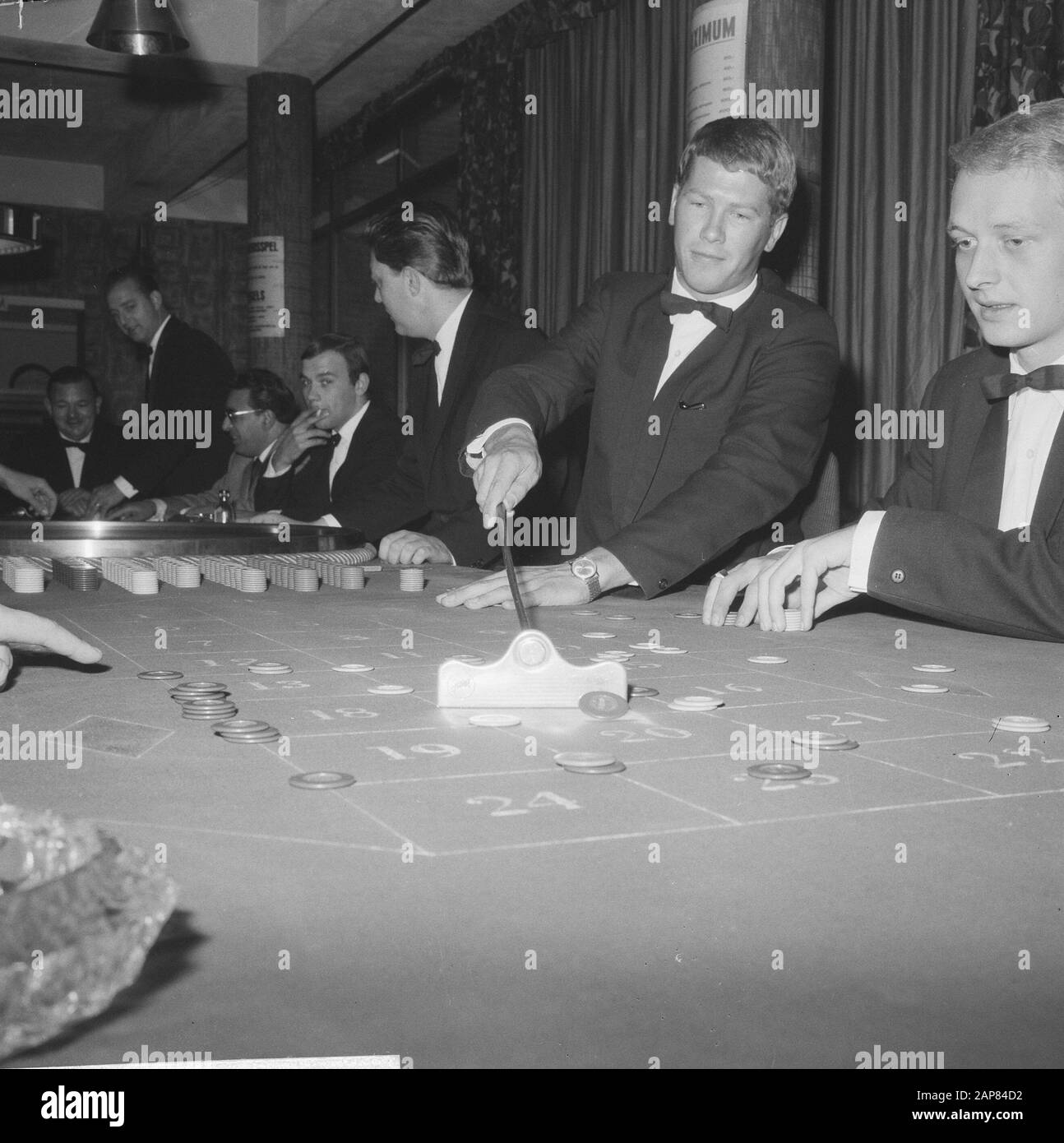 A seguito di una decisione del Ministero della Giustizia, i casinò dei Paesi Bassi devono chiudere le loro porte. In West-End to Loosdrecht oggi rotola la palla Descrizione: Visitatori mentre giocano alla roulette Data: 21 Ottobre 1965 Località: Loosdrecht, Noord-Holland Parole Chiave: Casinò, giochi d'azzardo Foto Stock