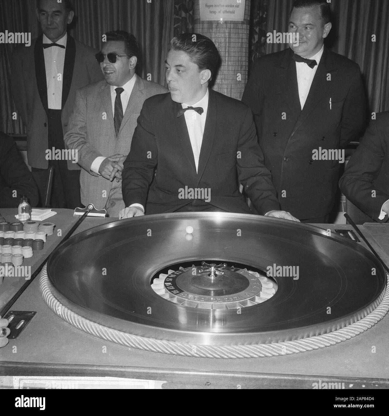 A seguito di una decisione del Ministero della Giustizia, i casinò dei Paesi Bassi devono chiudere le loro porte. In West-End to Loosdrecht oggi rotola la palla Descrizione: Visitatori mentre giocano alla roulette Data: 21 Ottobre 1965 Località: Loosdrecht, Noord-Holland Parole Chiave: Casinò, giochi d'azzardo Foto Stock