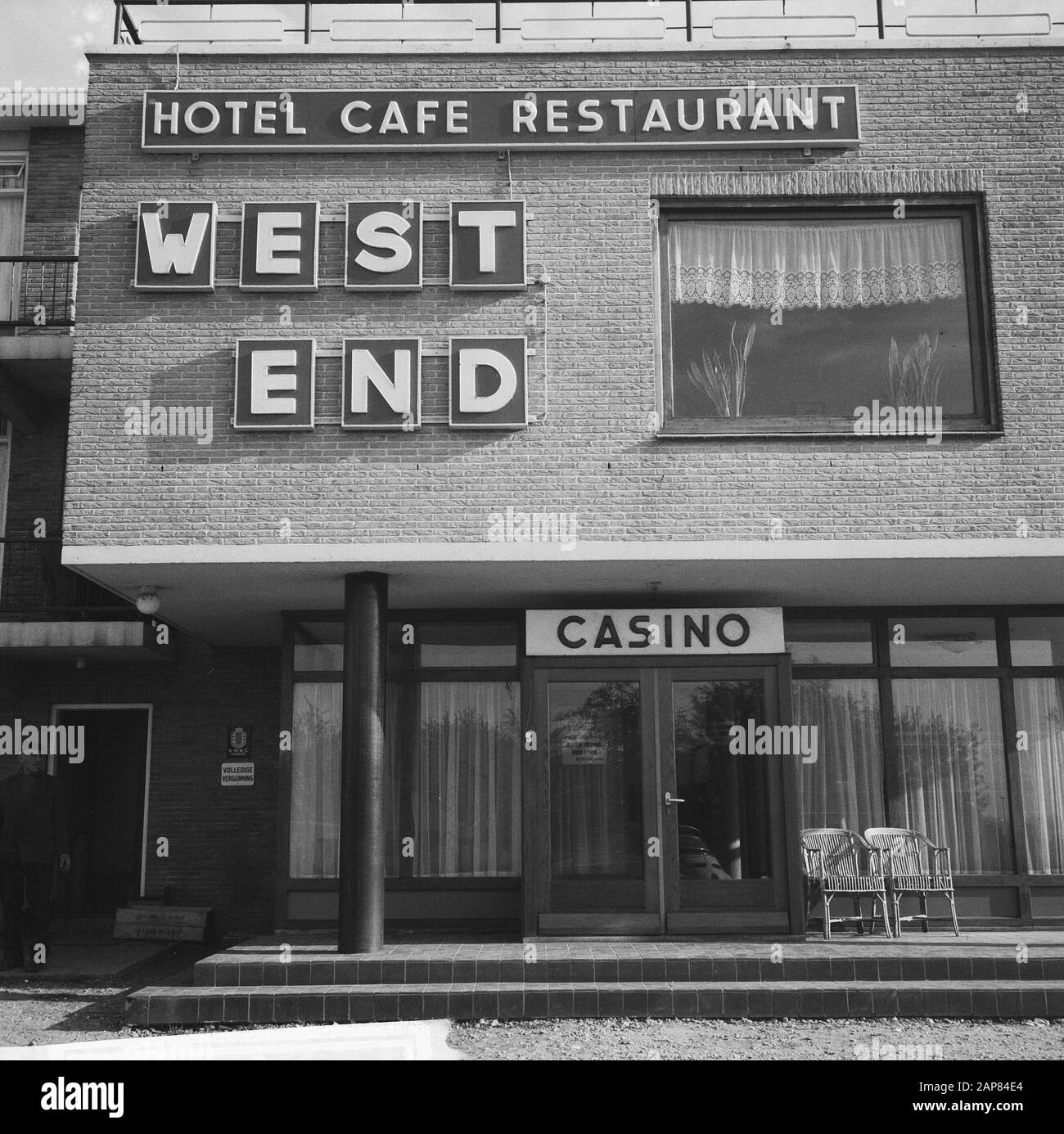 A seguito di una decisione del Ministero della Giustizia, i casinò dei Paesi Bassi devono chiudere le loro porte. In West-End Loosdrecht oggi rotola la palla Descrizione: Esterno del casinò Data: 21 ottobre 1965 luogo: Loosdrecht, Noord-Holland Parole Chiave: Casinò, facciate Foto Stock