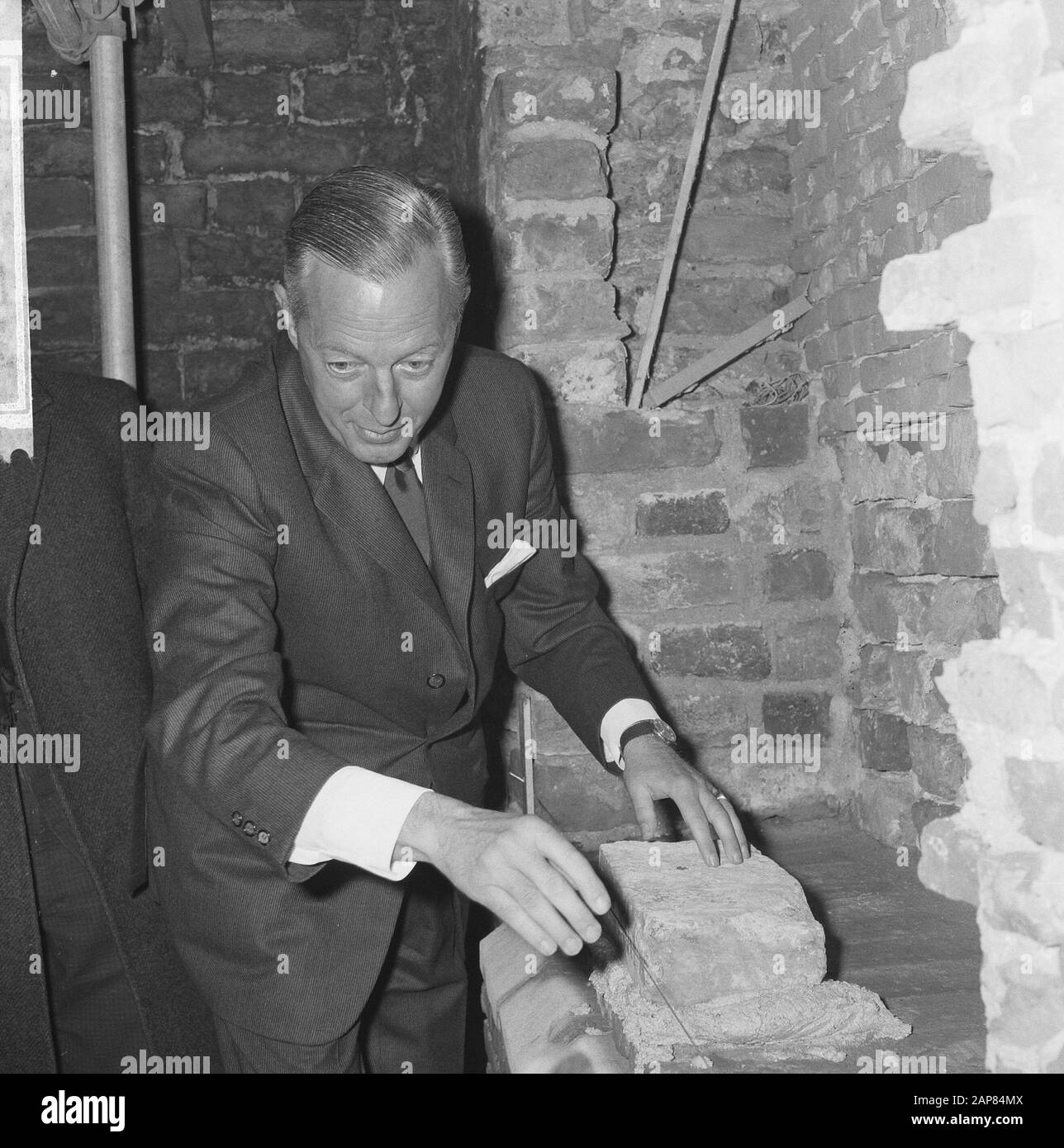 Restauro della vecchia chiesa del villaggio a Voorburg Descrizione: Il sindaco di Voorburg, Jhr.mr. Feith, quando posa la pietra di fondazione, con cui ha iniziato il restauro Data: 3 novembre 1965 Località: Voorburg, Zuid-Holland Parole Chiave: Sindaci, monumentenzorg, restaurazioni Nome personale: Feith, A. Foto Stock