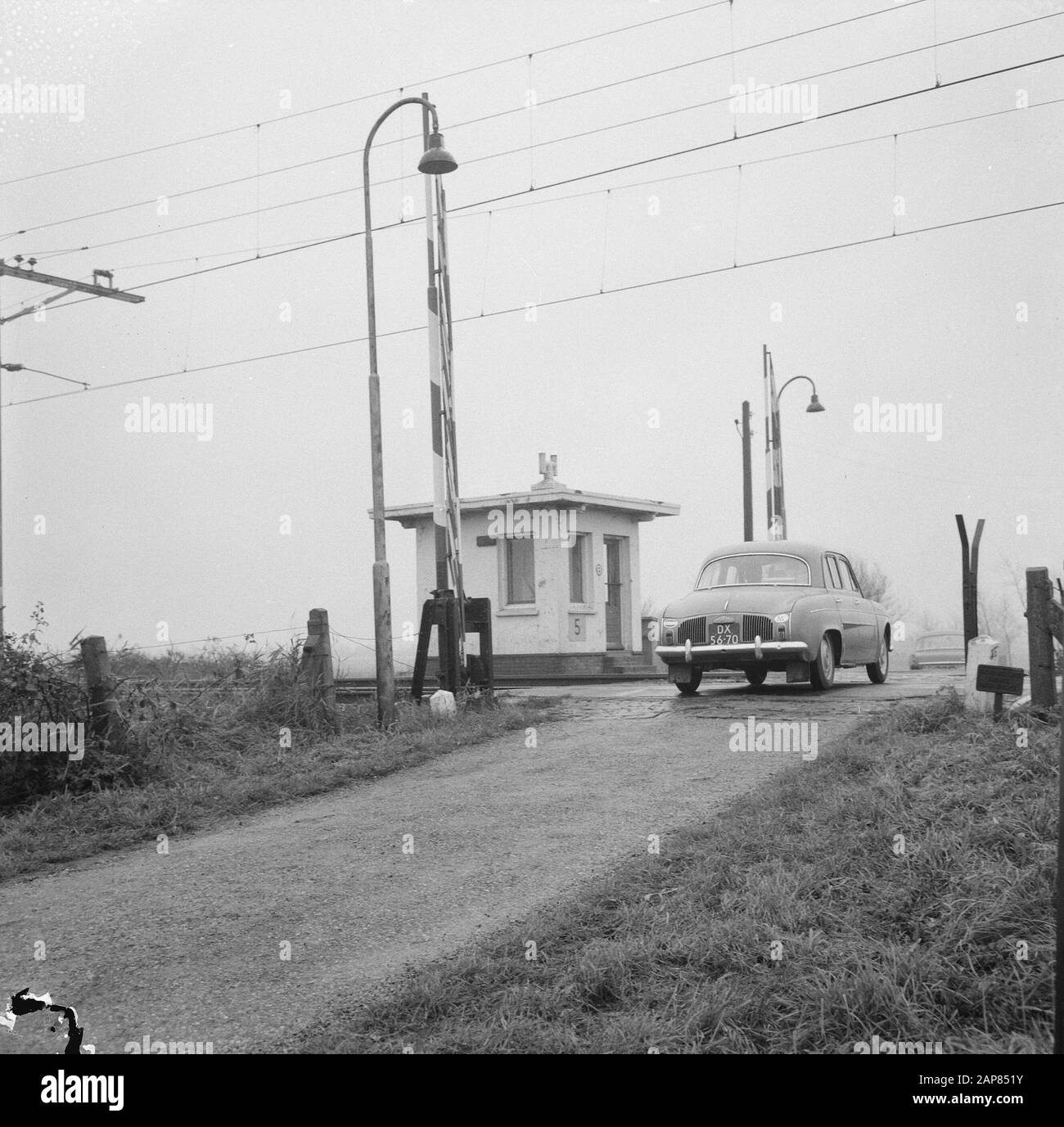 Volkswagen van che si scontrò con un treno ad un incrocio ferroviario a Leidschendam Descrizione: Auto passando la traversata ferroviaria a Leidschendam Data: 11 Novembre 1965 Località: Leidschendam, Zuid-Holland Parole Chiave: Automobili, attraversamenti ferroviari, sicurezza stradale Foto Stock