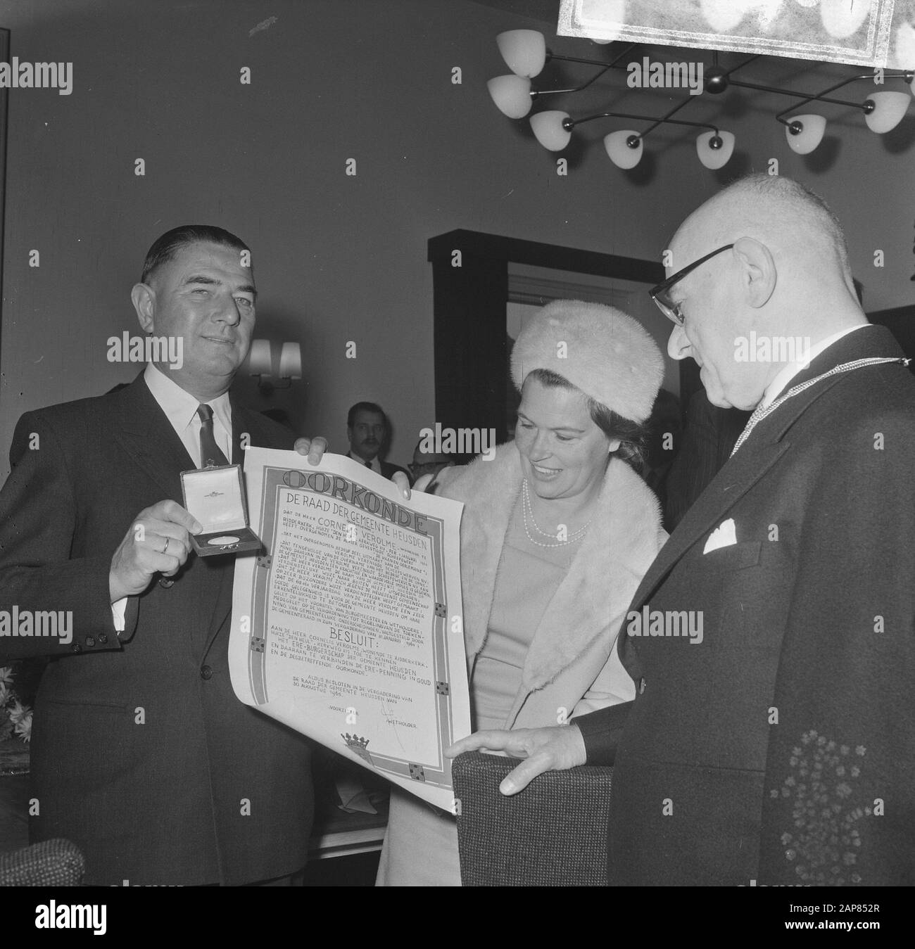 Shipbuilder Cornelis Verolme al suo appuntamento come cittadino onorario di Heusden Descrizione: C. Verolme (l.) con sua moglie quando riceve il certificato e il distintivo Data: 11 Novembre 1965 Località: Heusden, Noord-Brabant Parole Chiave: Cittadinanza onoraria, riconoscimenti Nome personale: Verolme, Anneke, Verolme, Cornelis Foto Stock