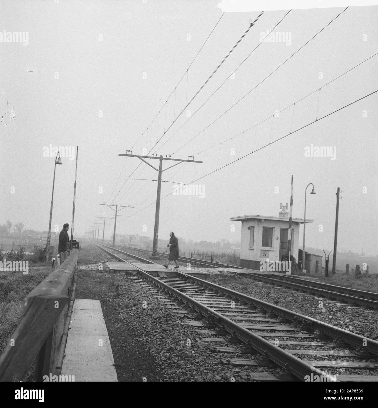 Volkswagen van che si scontrò con un treno ad un incrocio ferroviario a Leidschendam Descrizione: L'incrocio ferroviario a Leidsendam Data: 11 Novembre 1965 Località: Leidschendam, Zuid-Holland Parole Chiave: Attraversamenti ferroviari, sicurezza stradale Nome Di Impostazione: Volkswagen Foto Stock