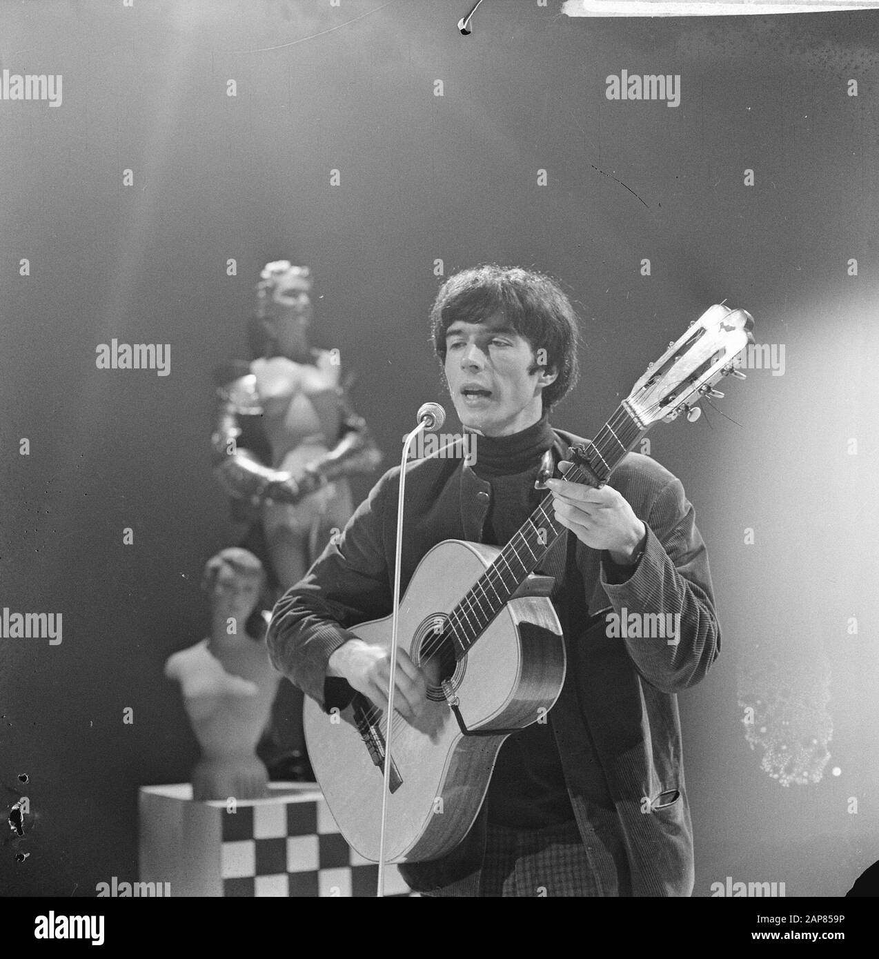 Boudewijn de Groot con show per TV; Boudewijn con chitarra Data: 19 gennaio 1966 Parole Chiave: Chitarre, musicisti, musica, televisione, cantanti Nome personale: Groot, Boudewijn de Foto Stock